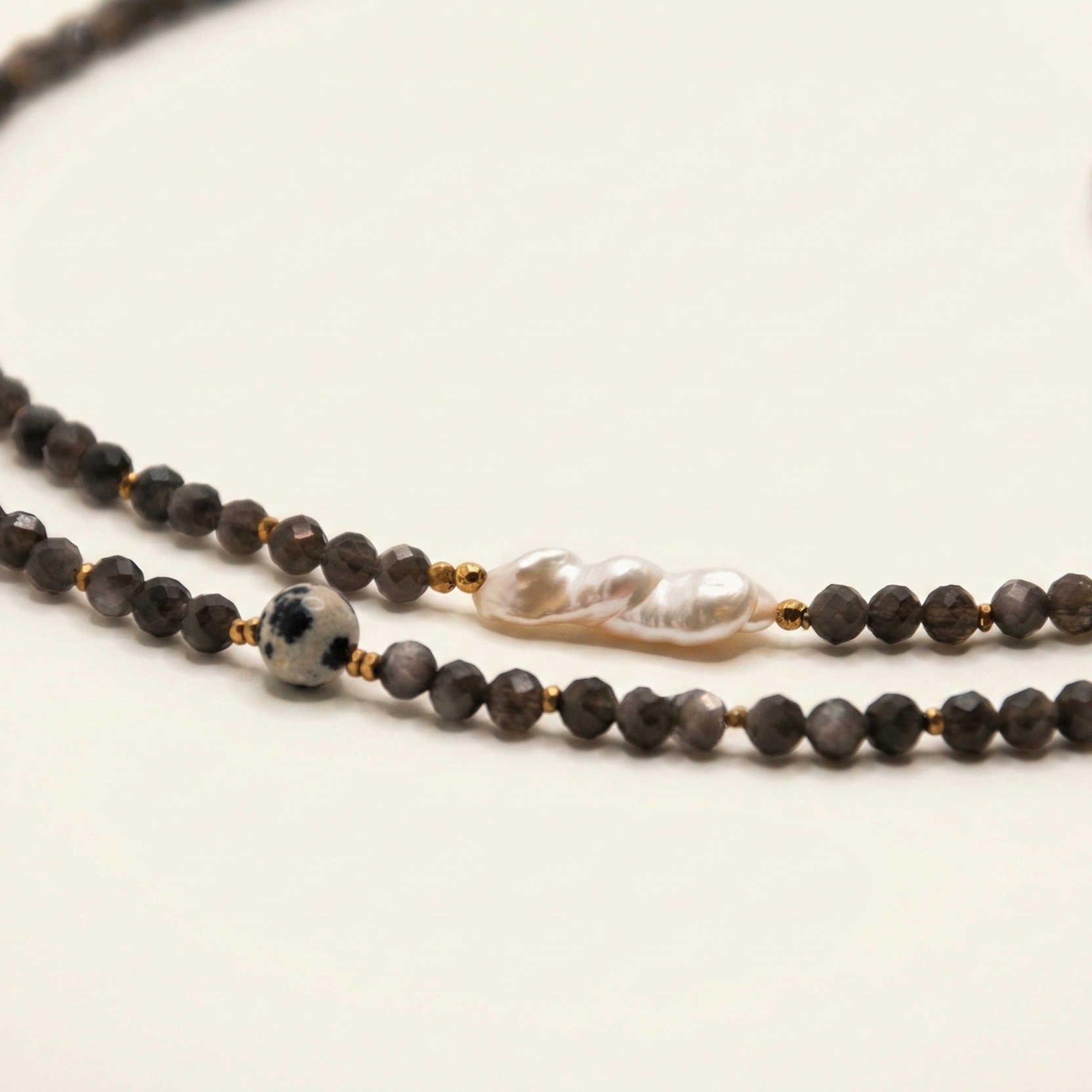 Długi naszyjnik z kamieni: obsydian brązowy, złoty hematyt, perła, kwarc różowy, szary agat, jaspis dalmatyński