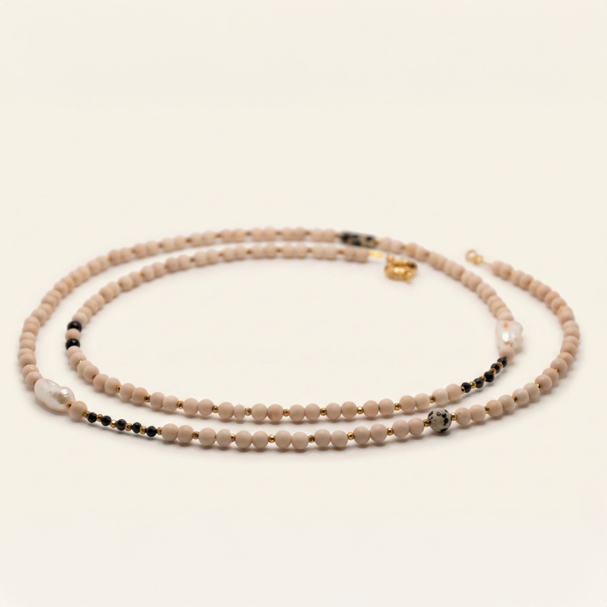 Długi naszyjnik z kamieni: kamień rzeczny, złoty hematyt, perła, czarny turmalin, jaspis dalmatyński
