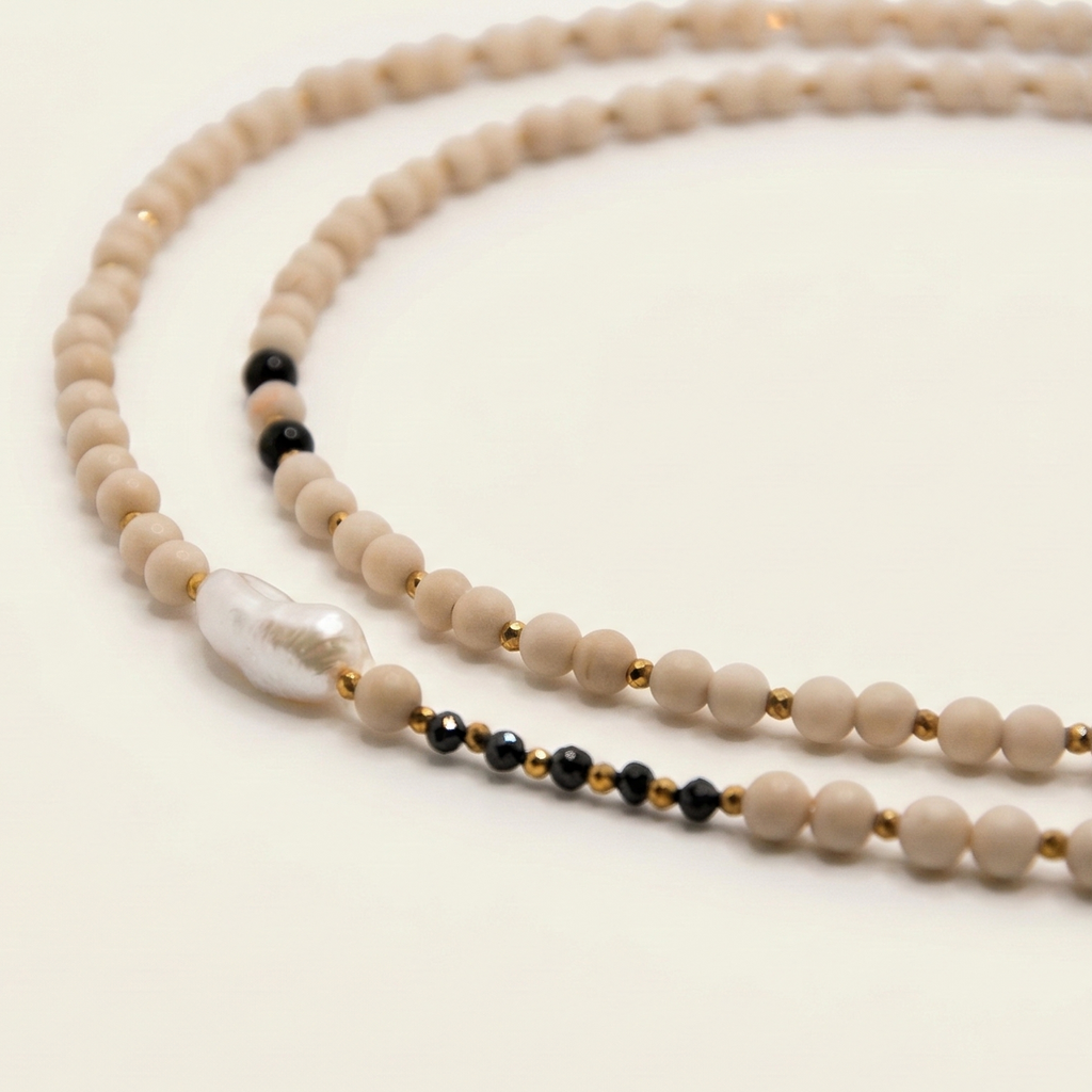 Długi naszyjnik z kamieni naturalnych: kamień rzeczny, złoty hematyt, perła, czarny turmalin, jaspis dalmatyński - handmade