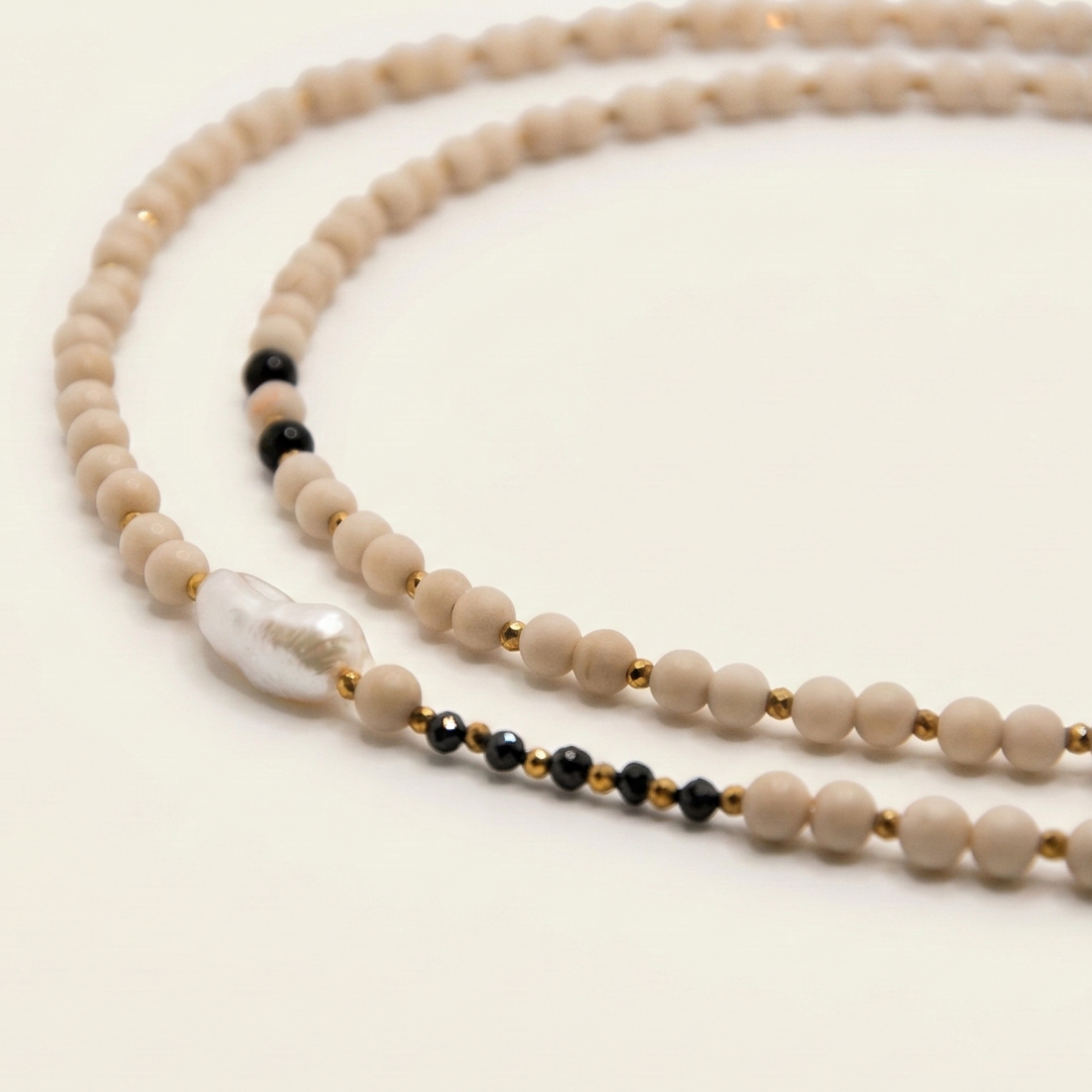 Długi naszyjnik z kamieni: kamień rzeczny, złoty hematyt, perła, czarny turmalin, jaspis dalmatyński