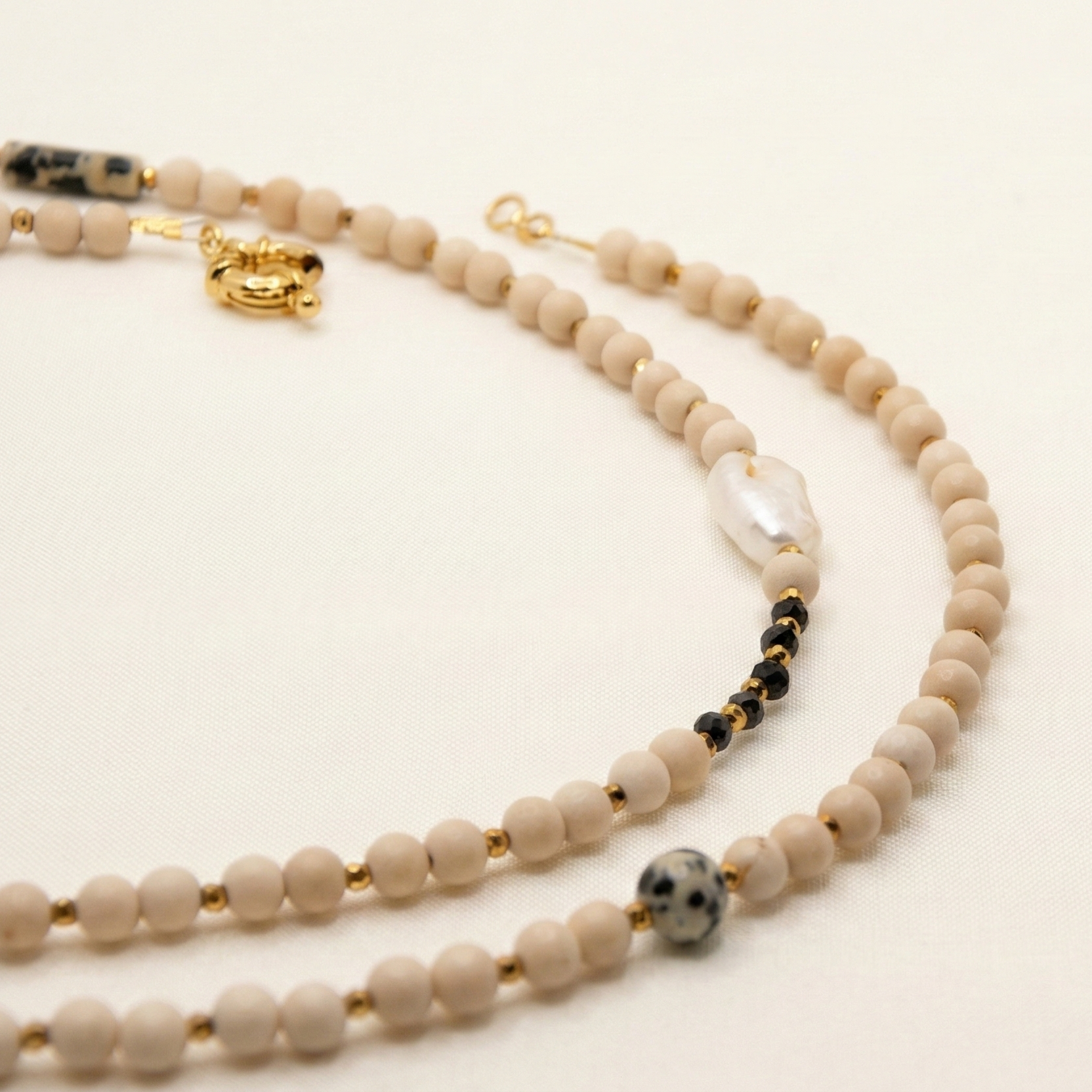 Długi naszyjnik z kamieni: kamień rzeczny, złoty hematyt, perła, czarny turmalin, jaspis dalmatyński