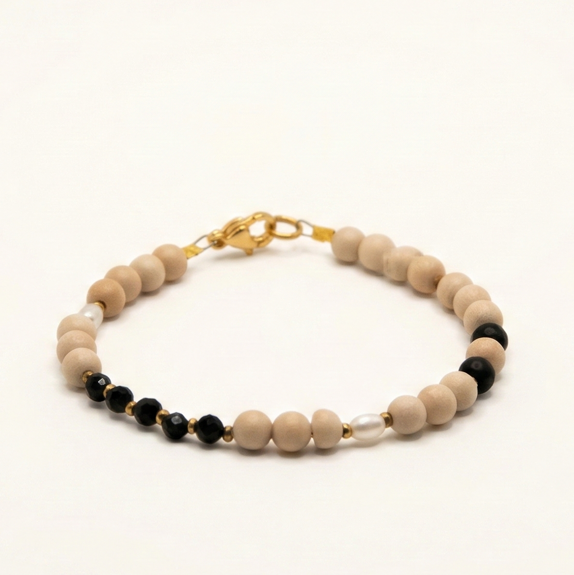 Bransoletka z kamieni: kamień rzeczny, złoty hematyt, perła, czarny turmalin