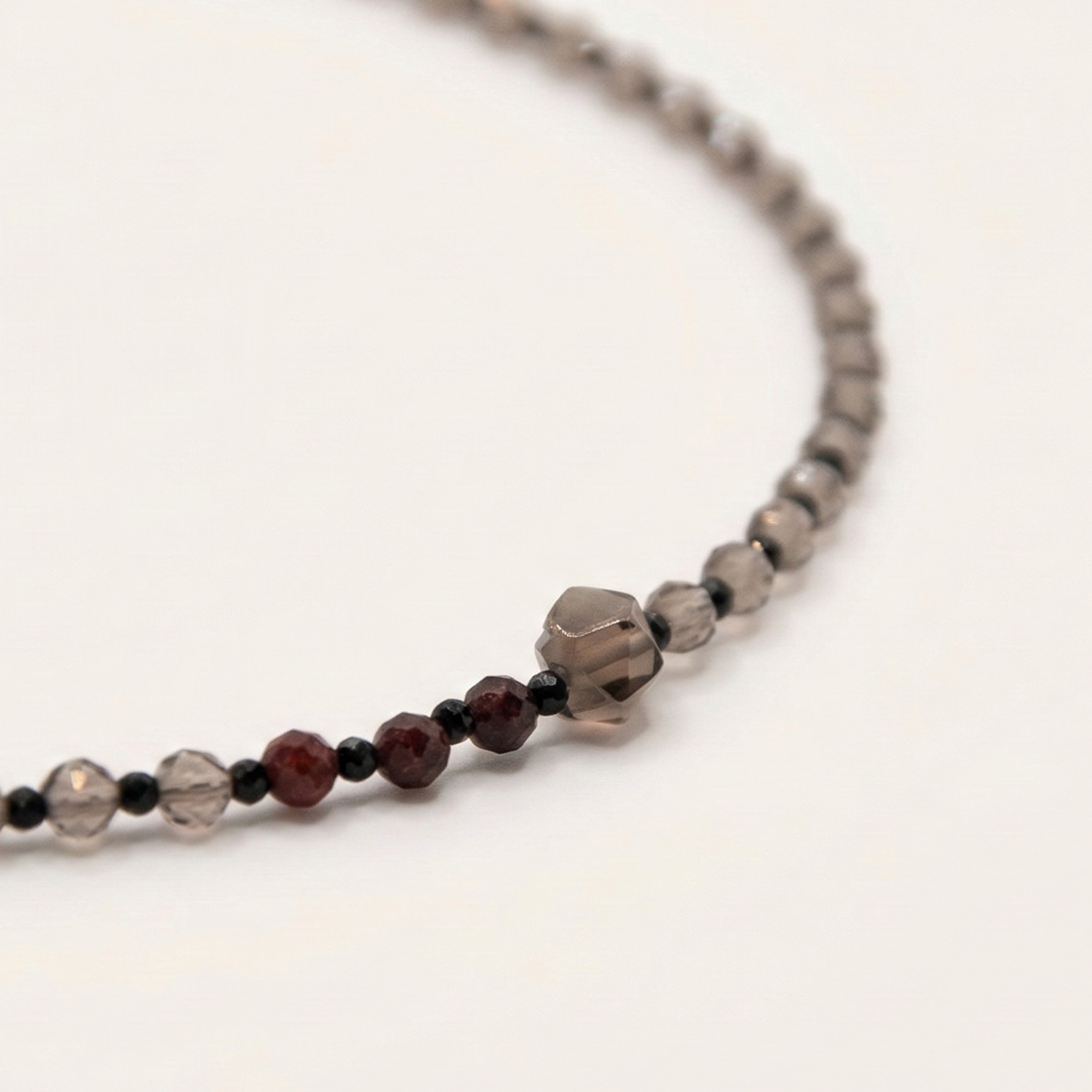 Krótki naszyjnik z kamieni: kwarc dymny, czarny turmalin, granat