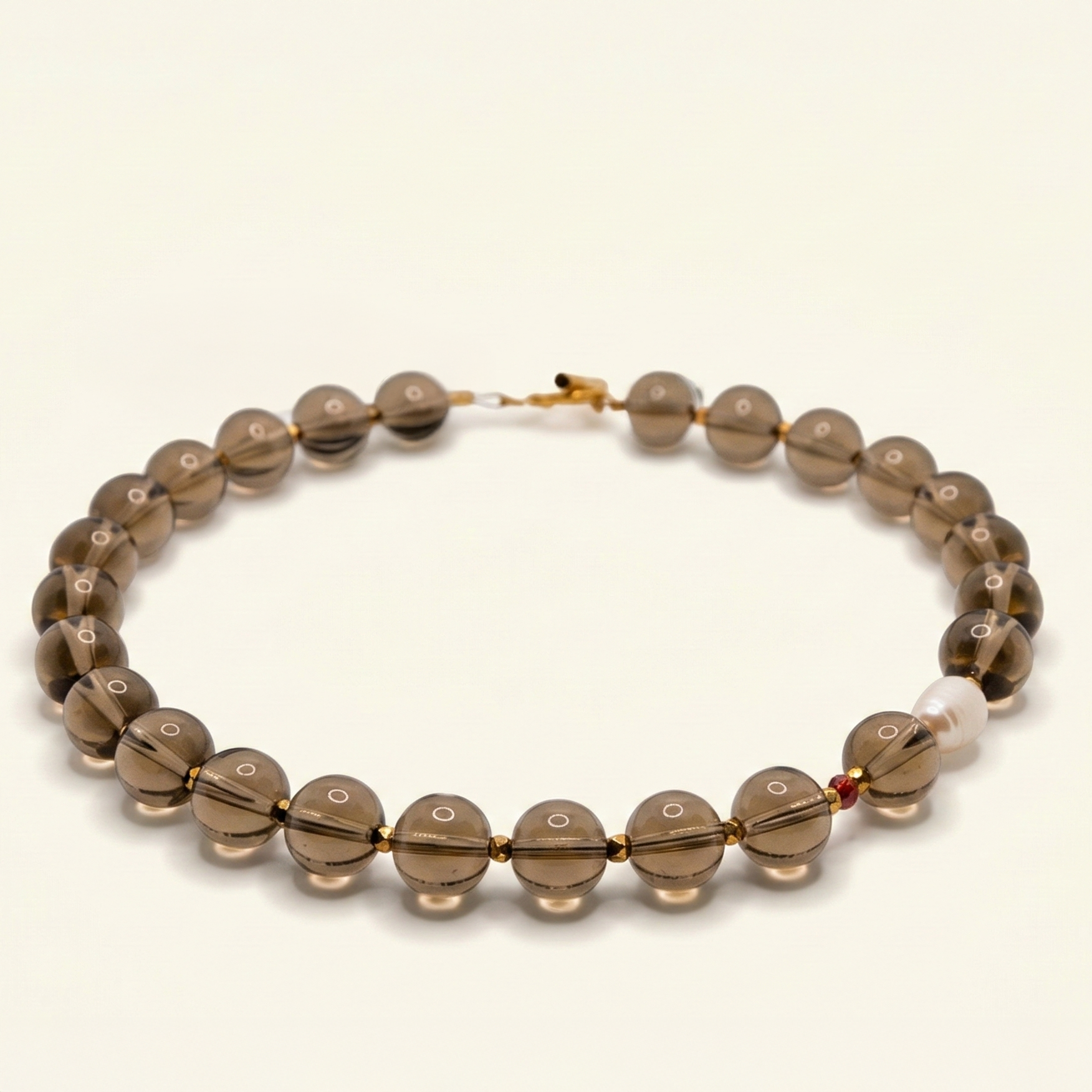 Krótki naszyjnik z kamieni: kwarc dymny, złoty hematyt, perła, czerwona cyrkonia