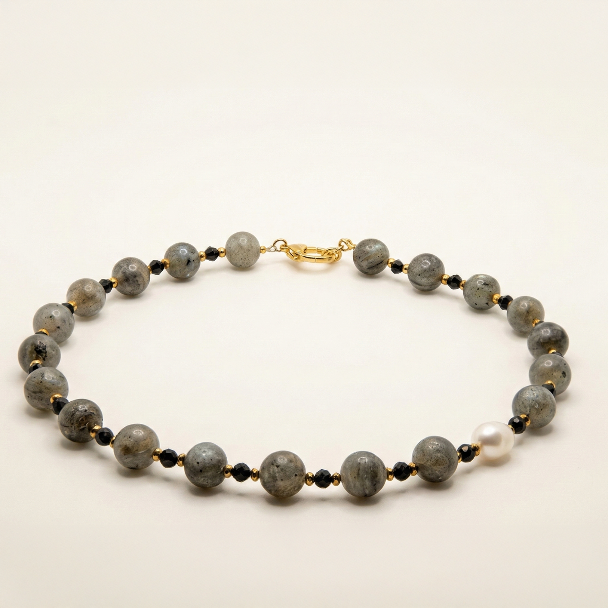 Krótki naszyjnik z kamieni: labradoryt, czarny turmalin, złoty hematyt, perła