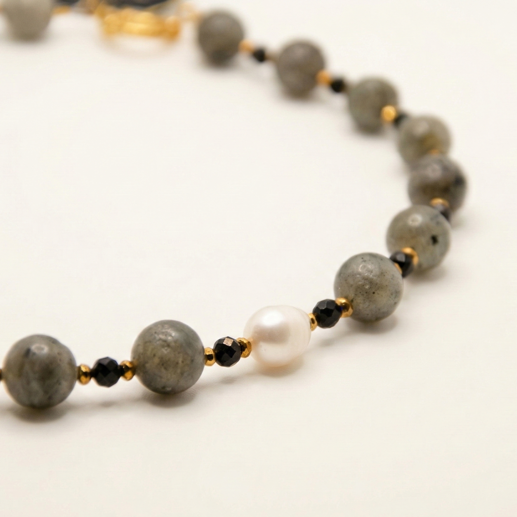 Krótki naszyjnik z kamieni: labradoryt, czarny turmalin, złoty hematyt, perła