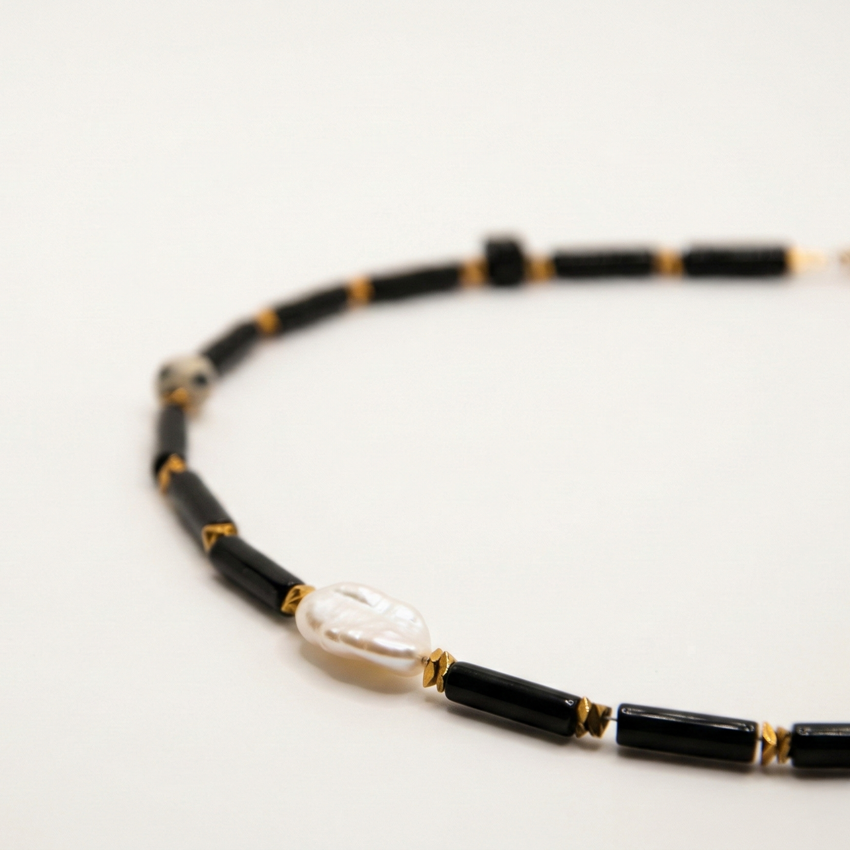 Krótki naszyjnik z kamieni: czarny turmalin, złoty hematyt, perła, jaspis dalmatyński, jadeit