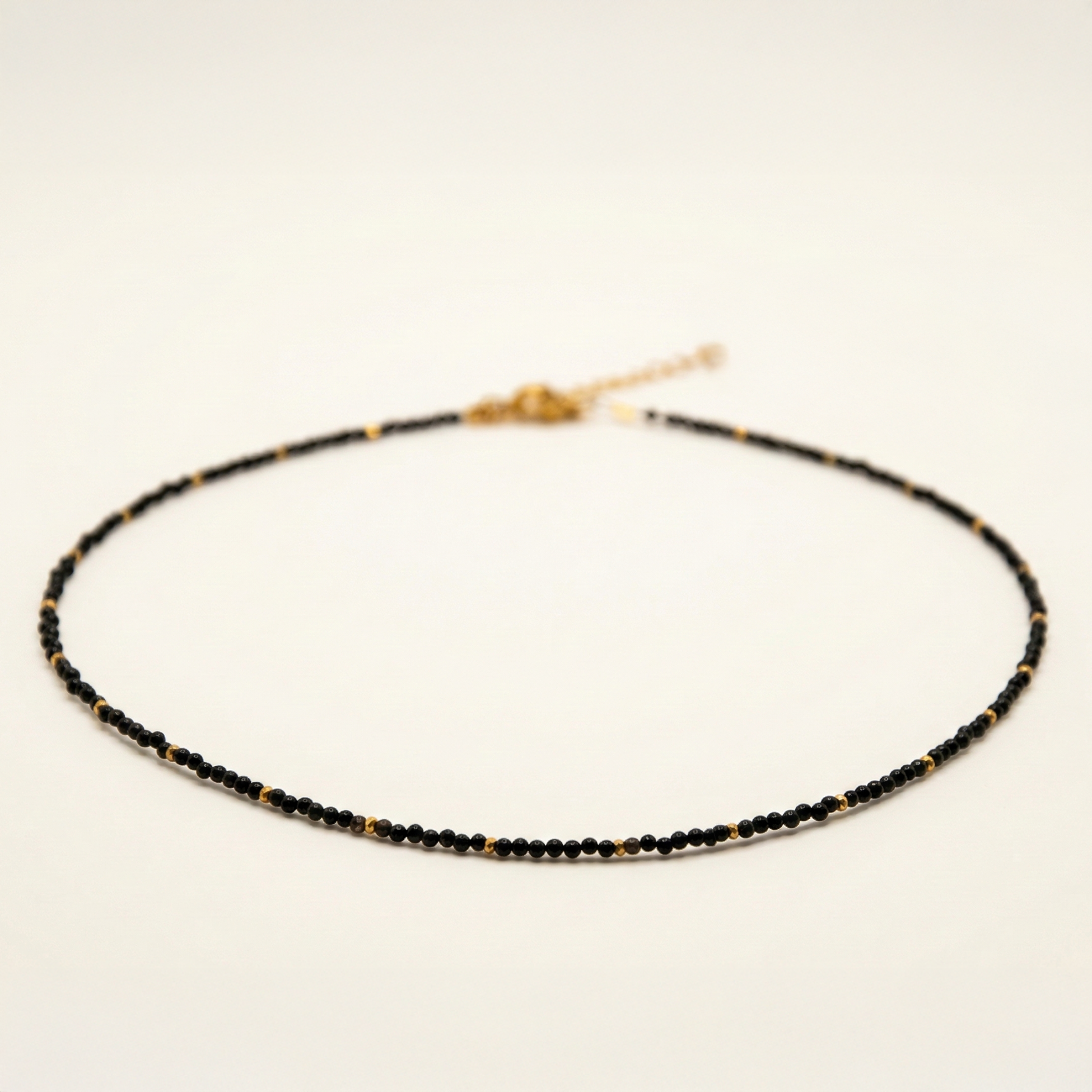 Krótki naszyjnik z kamieni: czarny turmalin, złoty hematyt