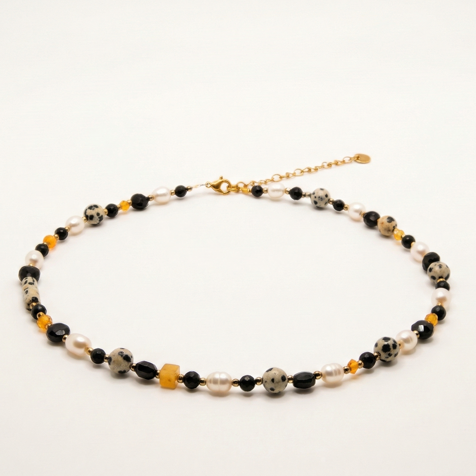 Krótki naszyjnik z kamieni: czarny agat, złoty hematyt, perła, onyks, żółta cyrkonia, jaspis dalmatyński