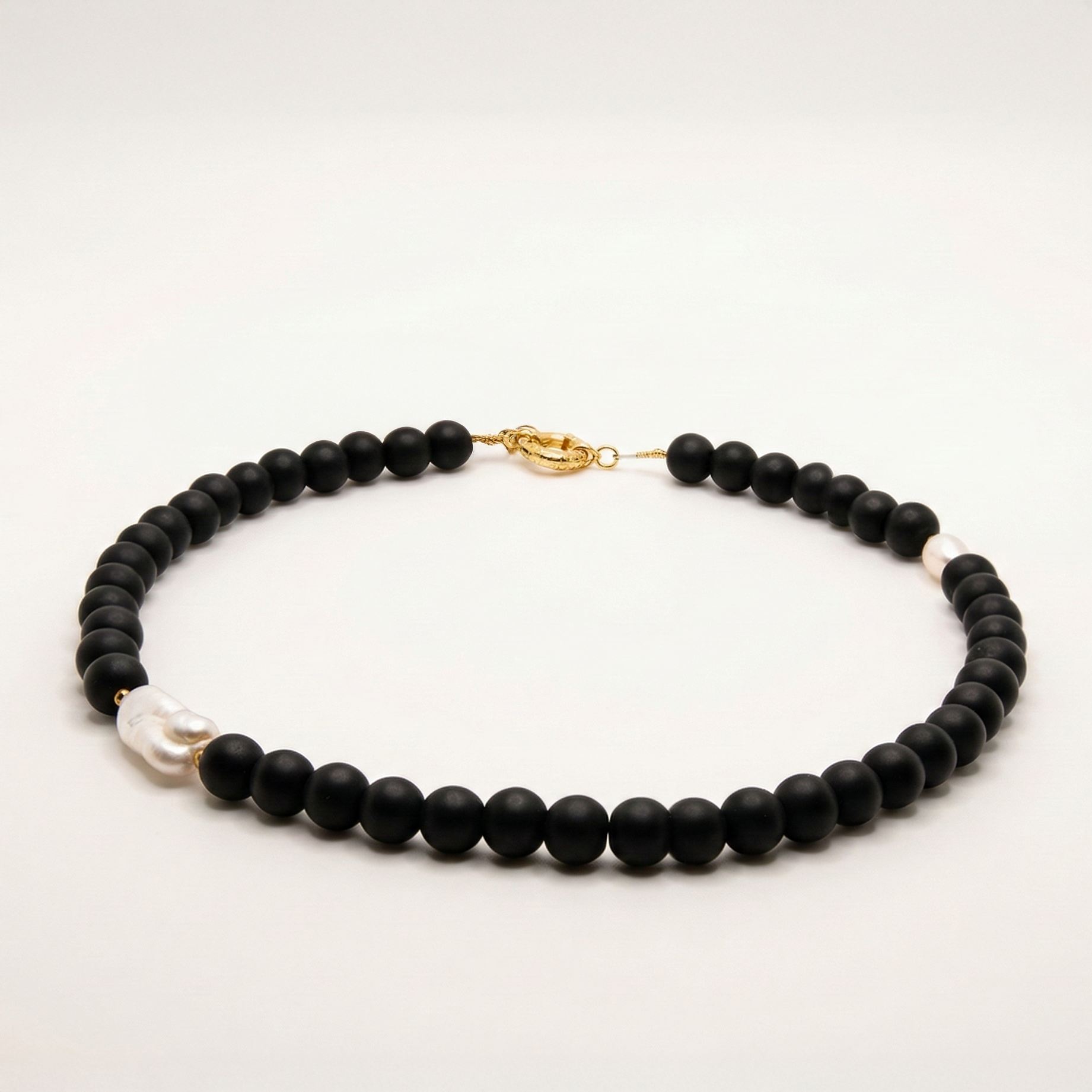 Krótki naszyjnik z kamieni: czarny agat, złoty hematyt, perła