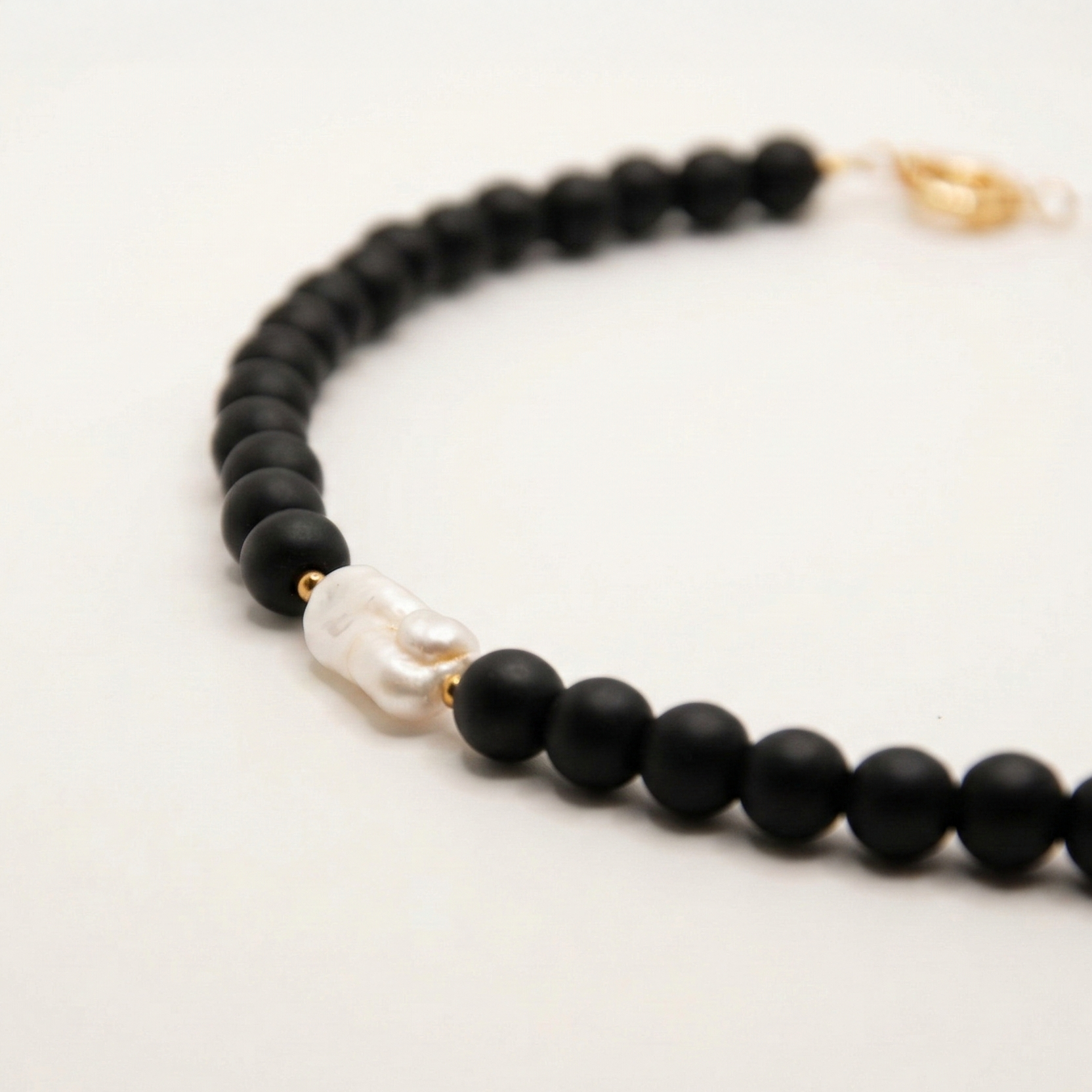 Krótki naszyjnik z kamieni: czarny agat, złoty hematyt, perła