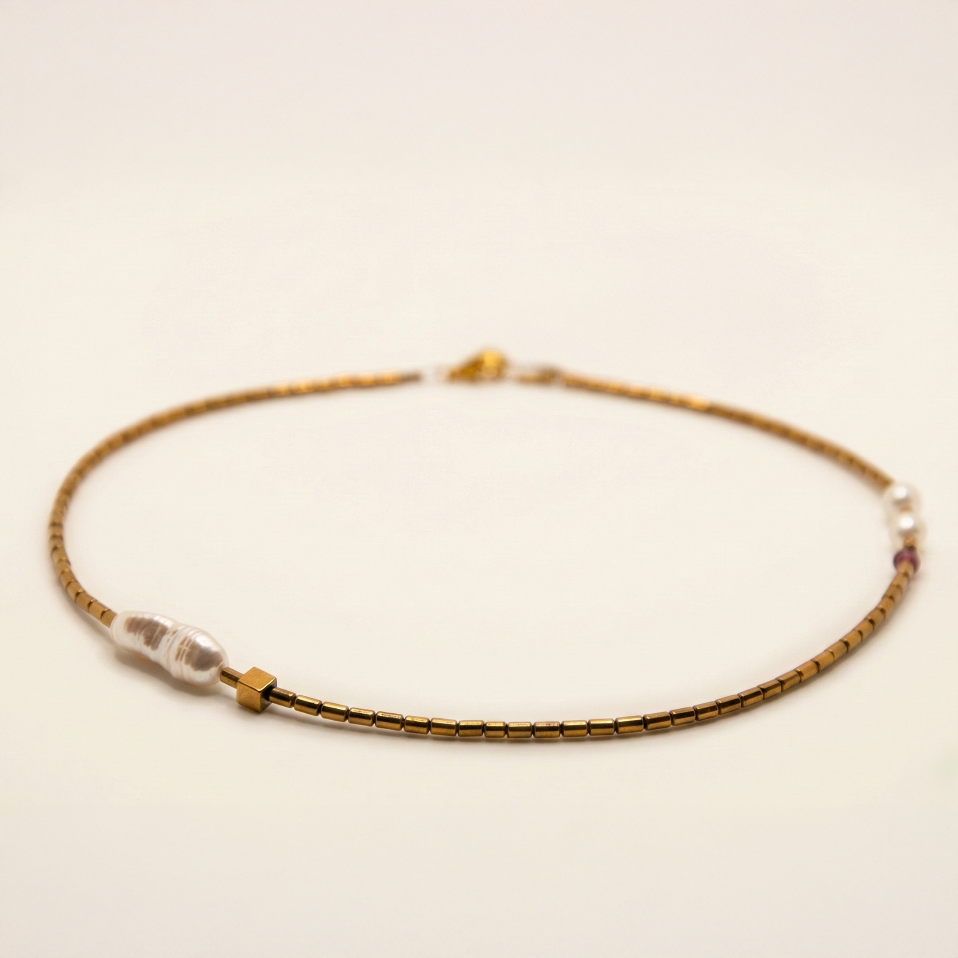 Krótki naszyjnik z kamieni: złoty hematyt, perła, kamień księżycowy, kwarc różowy, granat