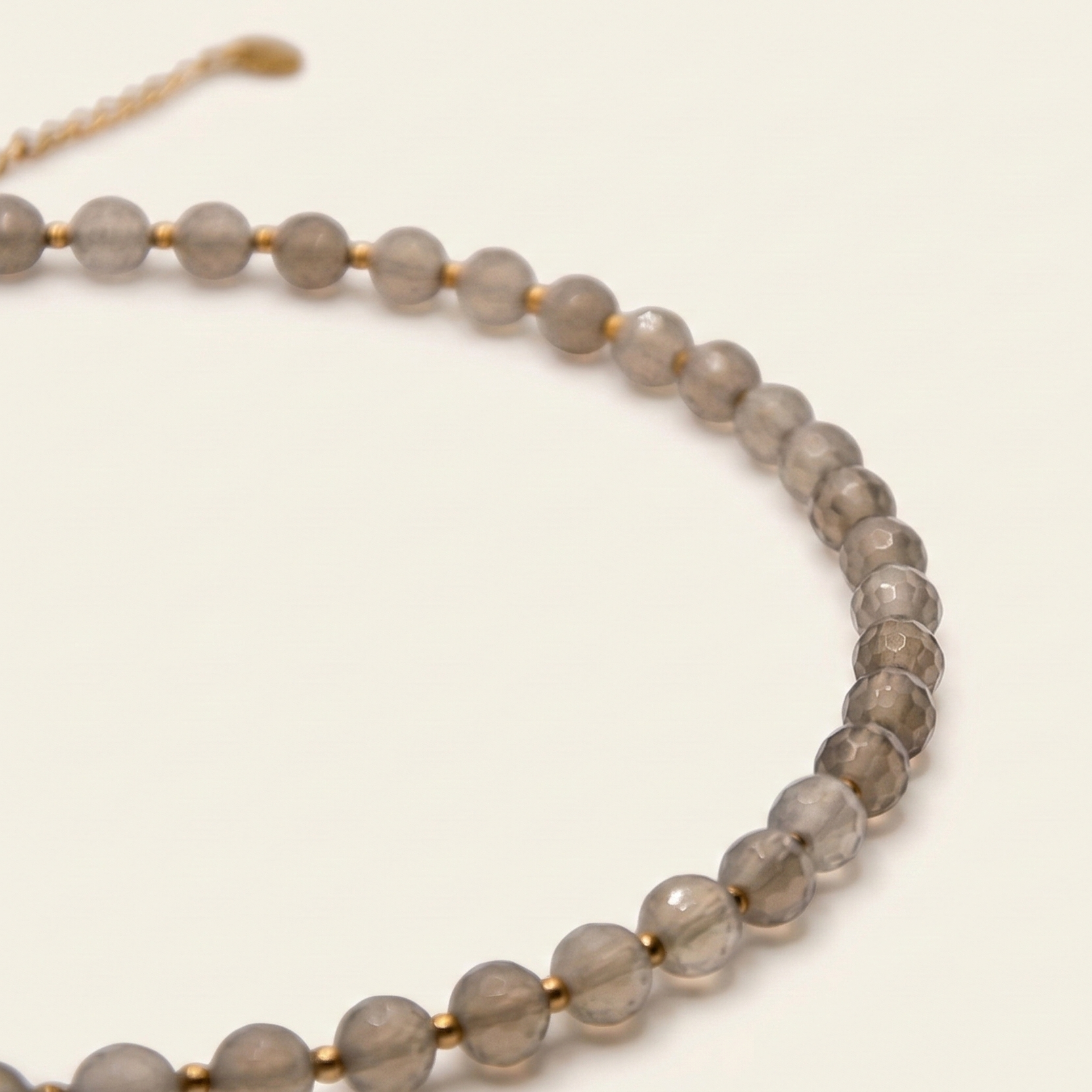 Krótki naszyjnik z kamieni: szary agat, złoty hematyt