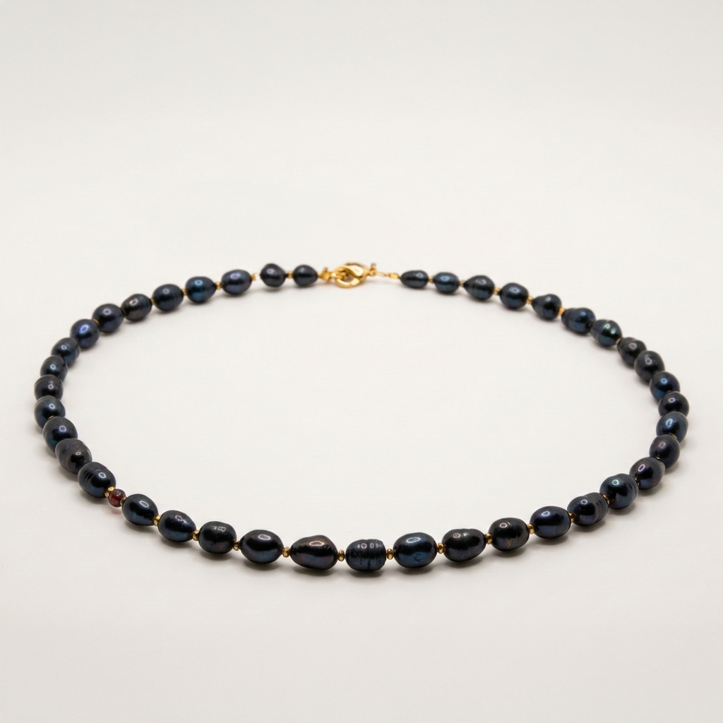 Krótki naszyjnik z kamieni: czarna perła, złoty hematyt, granat