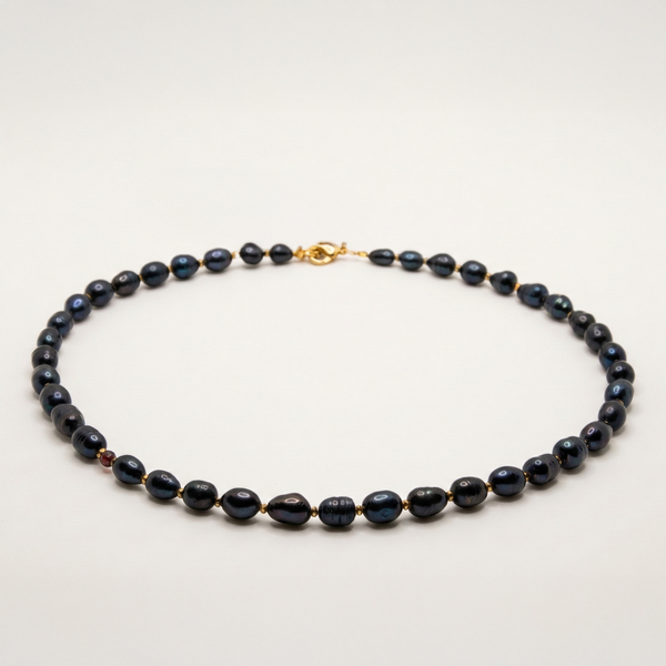 Krótki naszyjnik z kamieni: czarna perła, złoty hematyt, granat