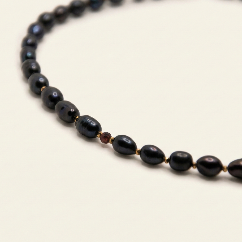 Krótki naszyjnik z kamieni: czarna perła, złoty hematyt, granat