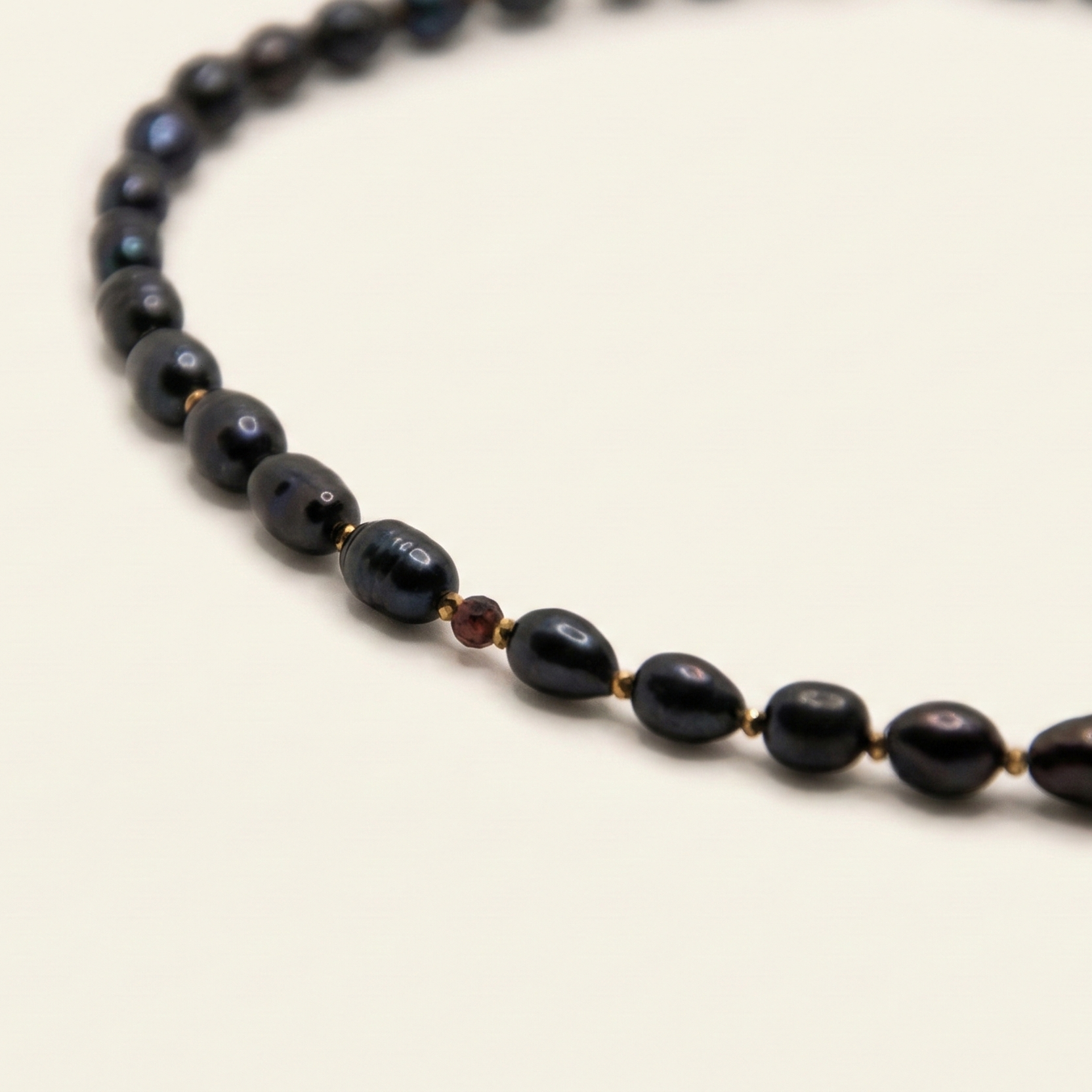 Krótki naszyjnik z kamieni: czarna perła, złoty hematyt, granat