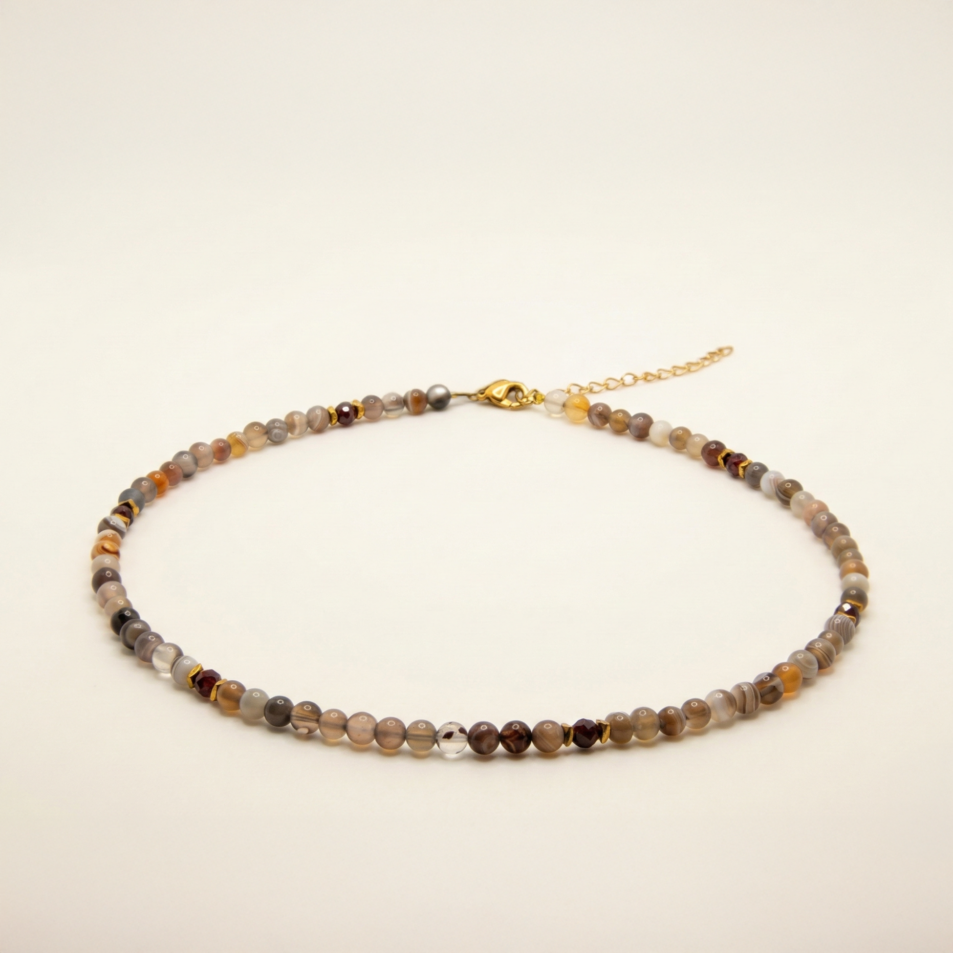 Krótki naszyjnik z kamieni: agat, złoty hematyt, granat