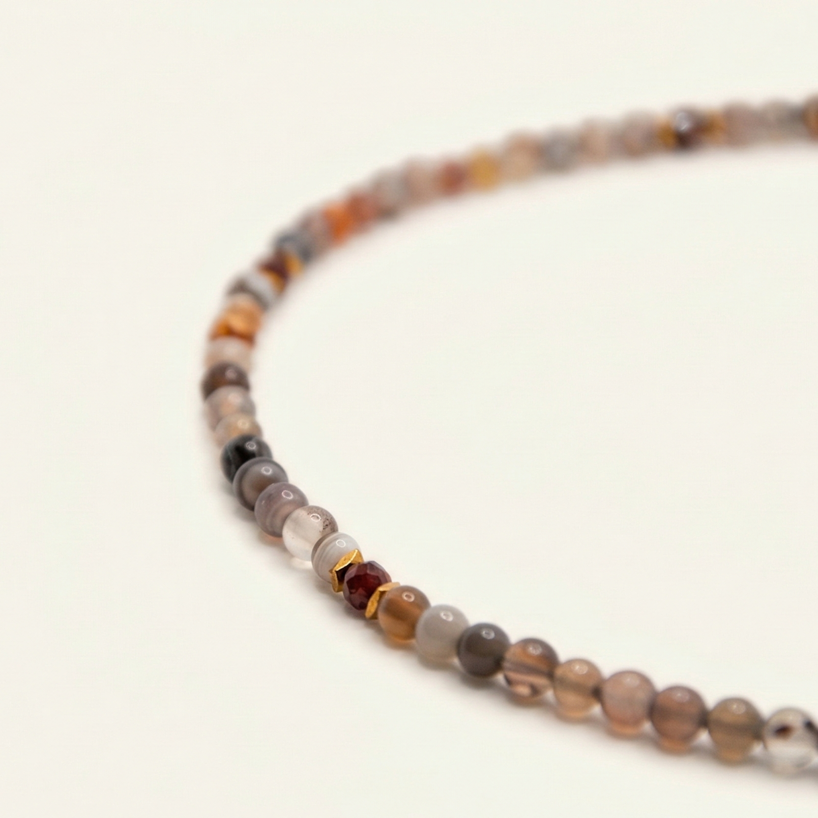 Krótki naszyjnik z kamieni: agat, złoty hematyt, granat