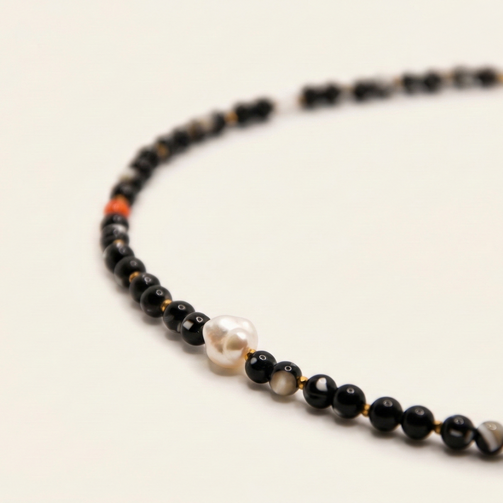 Krótki naszyjnik z kamieni: magnezyt, złoty hematyt, czerwona cyrkonia, perła