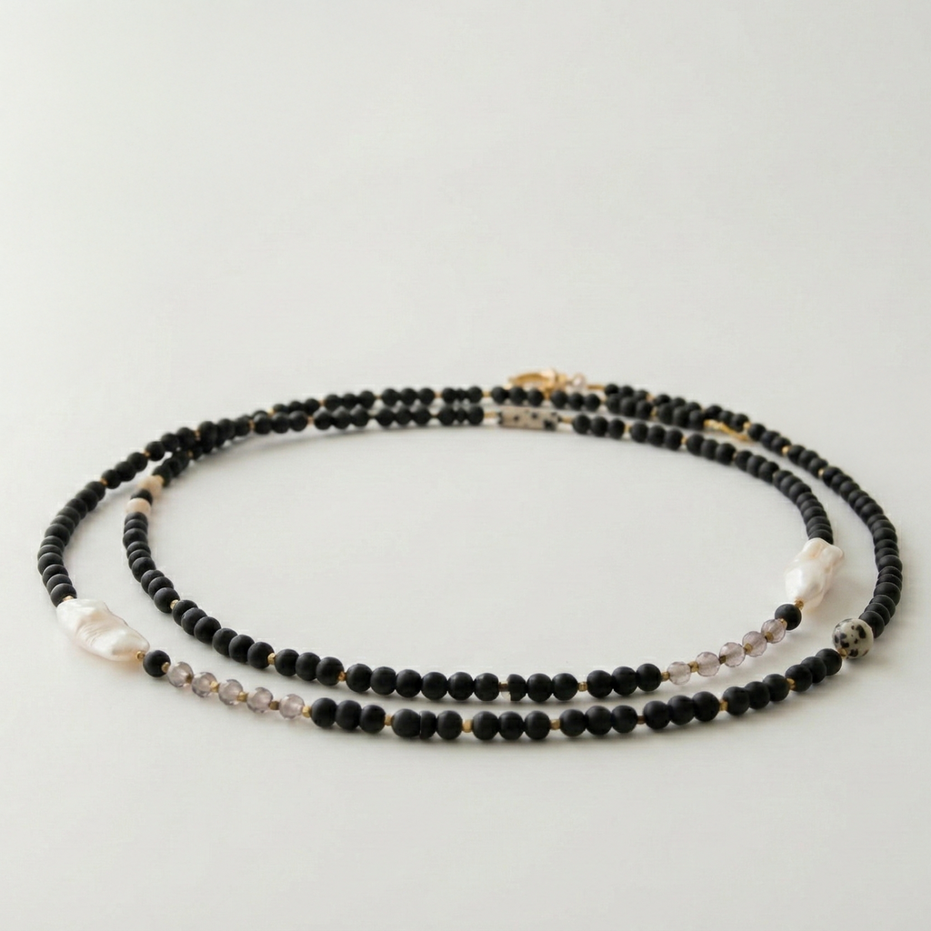 Długi naszyjnik z kamieni: czarny agat, złoty hematyt, perła, kwarc dymny, jaspis dalmatyński, kamień rzeczny