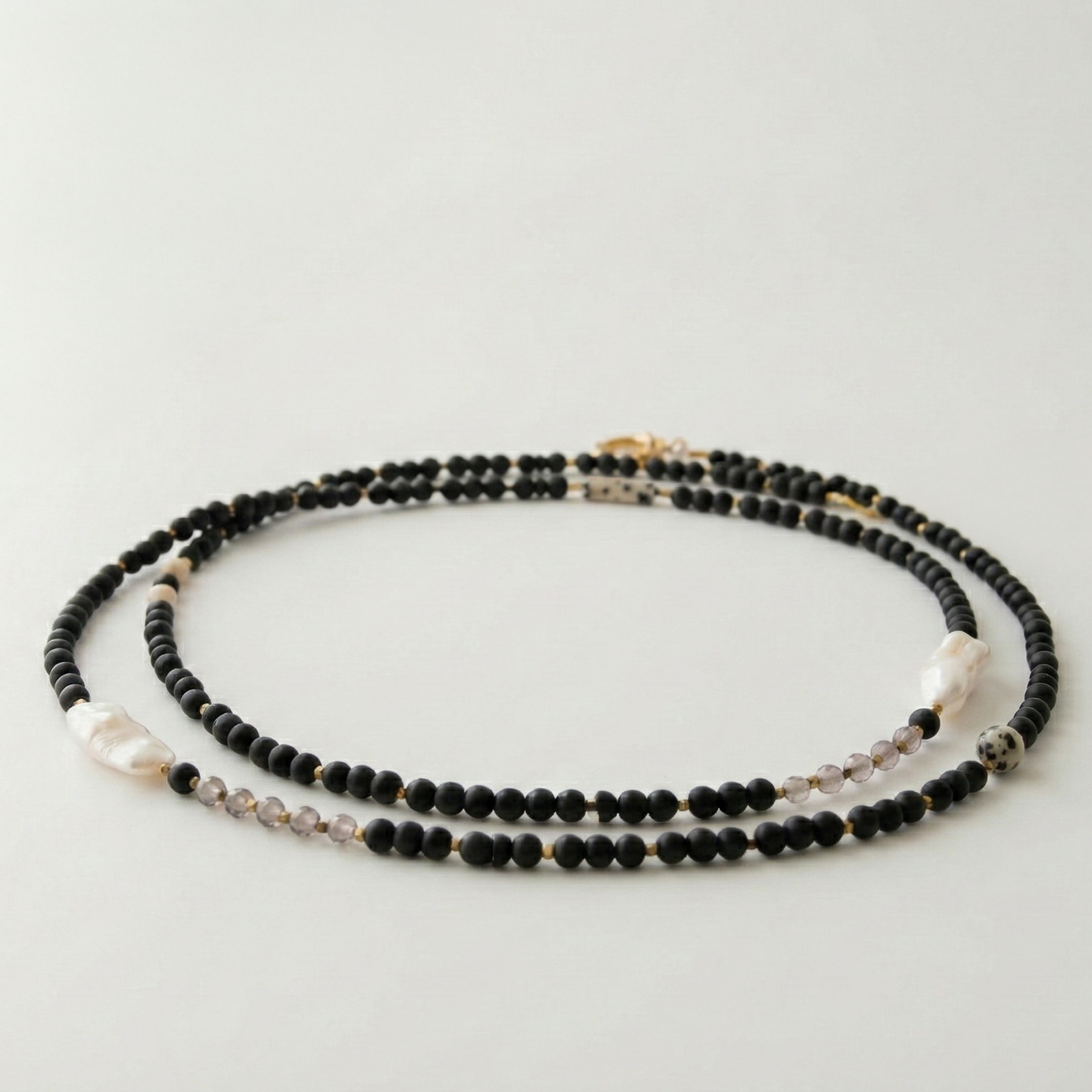 Długi naszyjnik z kamieni: czarny agat, złoty hematyt, perła, kwarc dymny, jaspis dalmatyński, kamień rzeczny