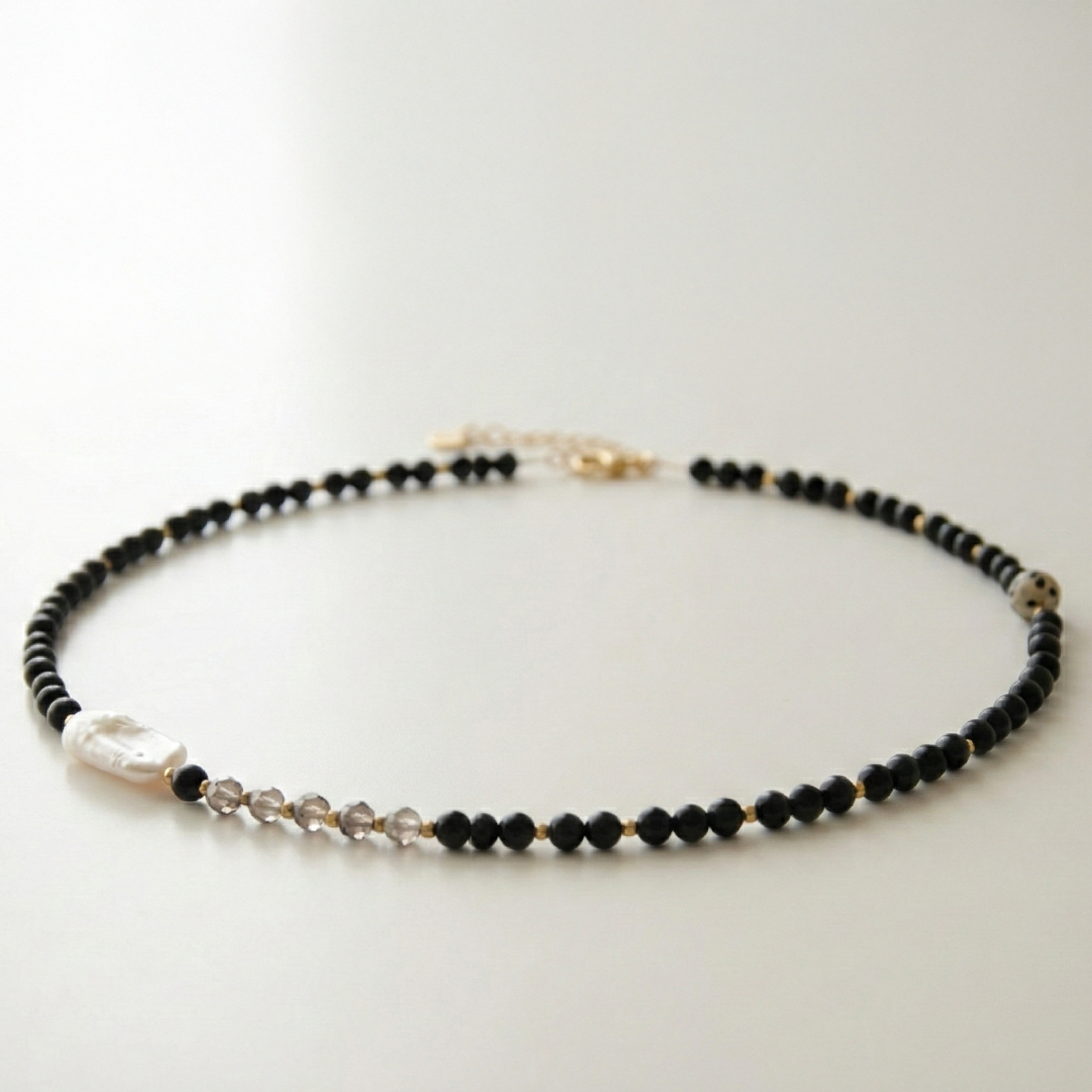 Krótki naszyjnik z kamieni: czarny agat, złoty hematyt, perła, kwarc dymny, jaspis dalmatyński