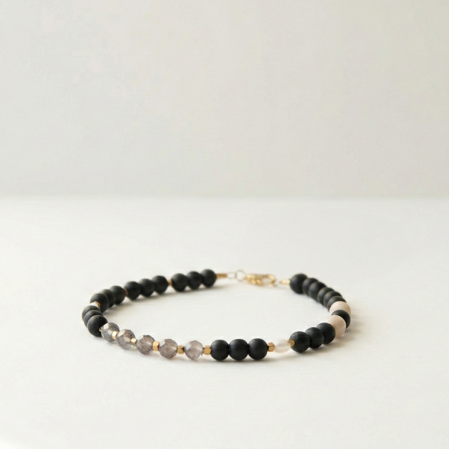 Bransoletka z kamieni: czarny agat, złoty hematyt, perły, kwarc dymny, kamień rzeczny