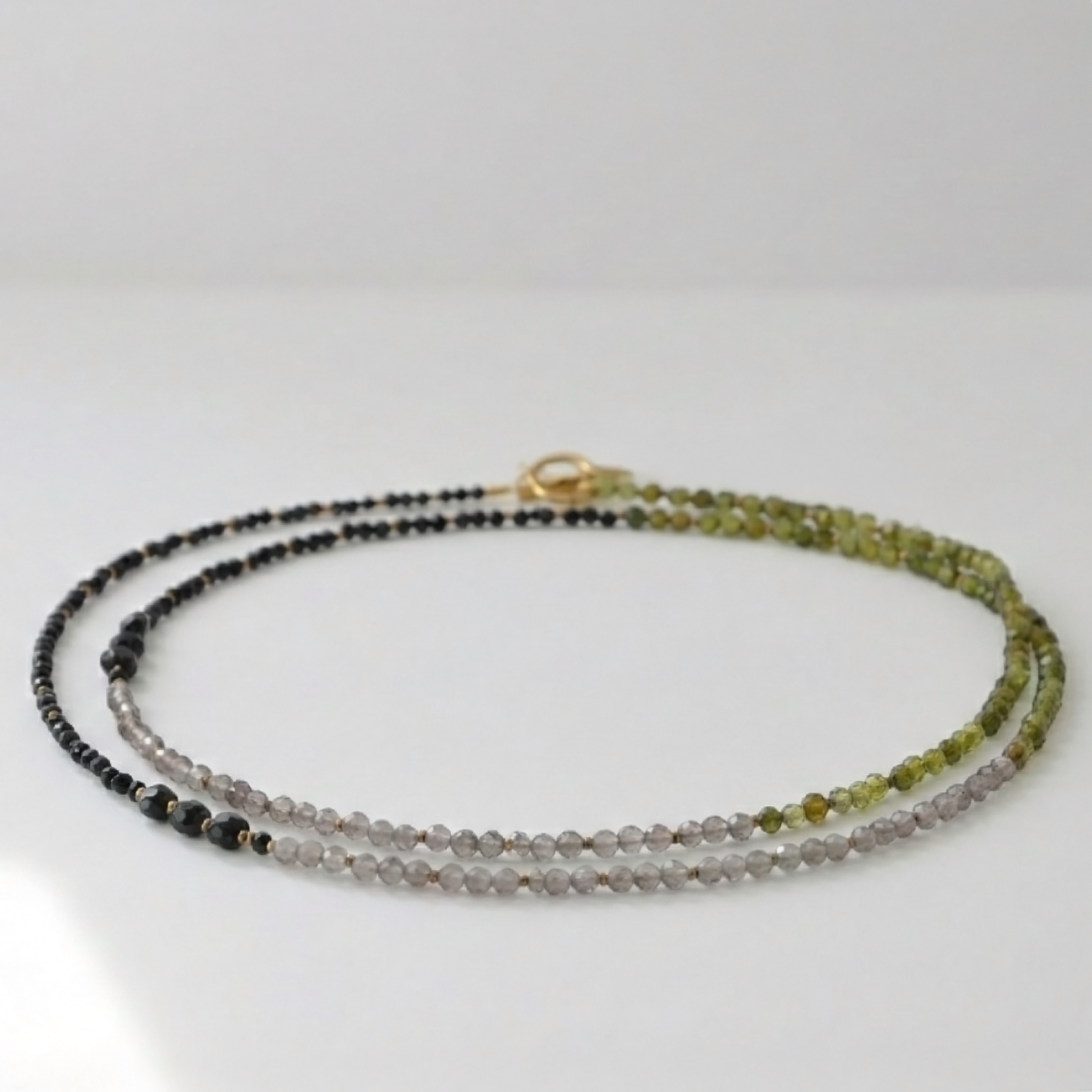Długi naszyjnik z kamieni: kwarc dymny, zielona cyrkonia, turmalin, złoty hematyt, opal