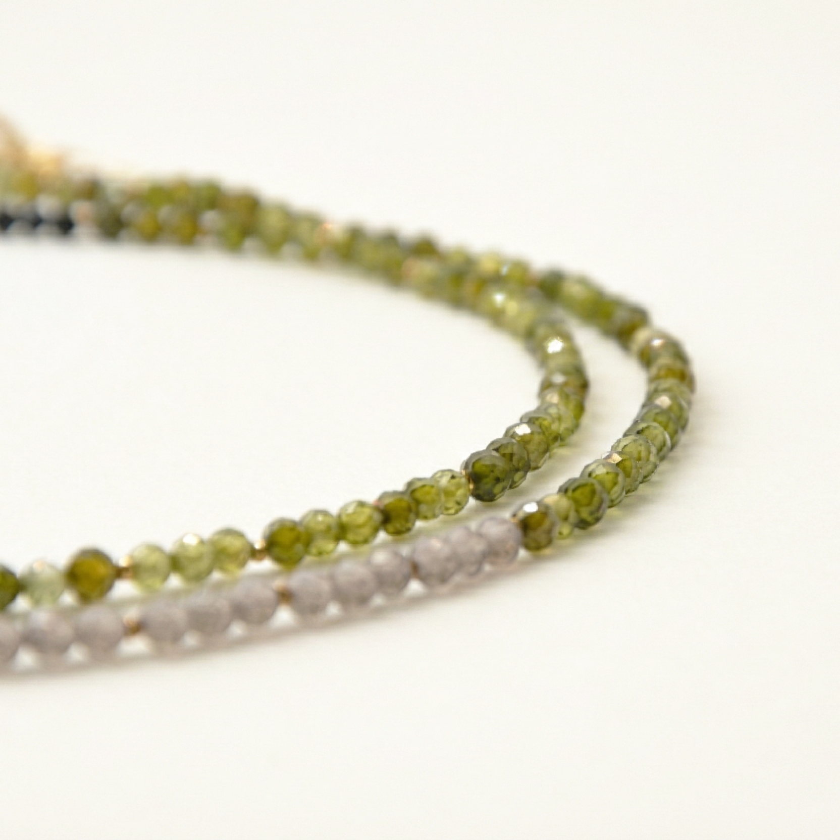 Długi naszyjnik z kamieni: kwarc dymny, zielona cyrkonia, turmalin, złoty hematyt, opal