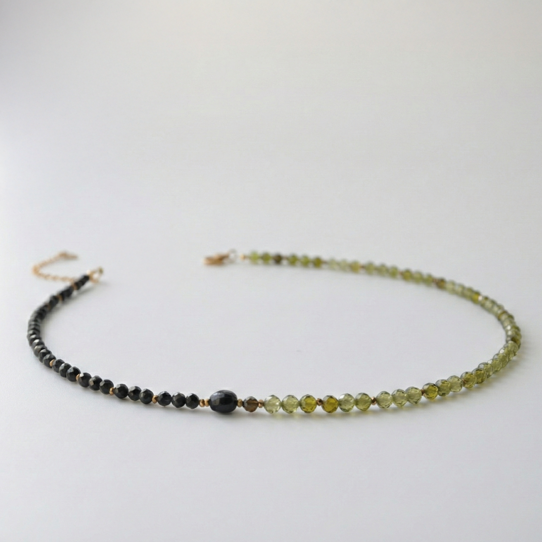 Krótki naszyjnik z kamieni: czarny turmalin, zielona cyrkonia, złoty hematyt, opal