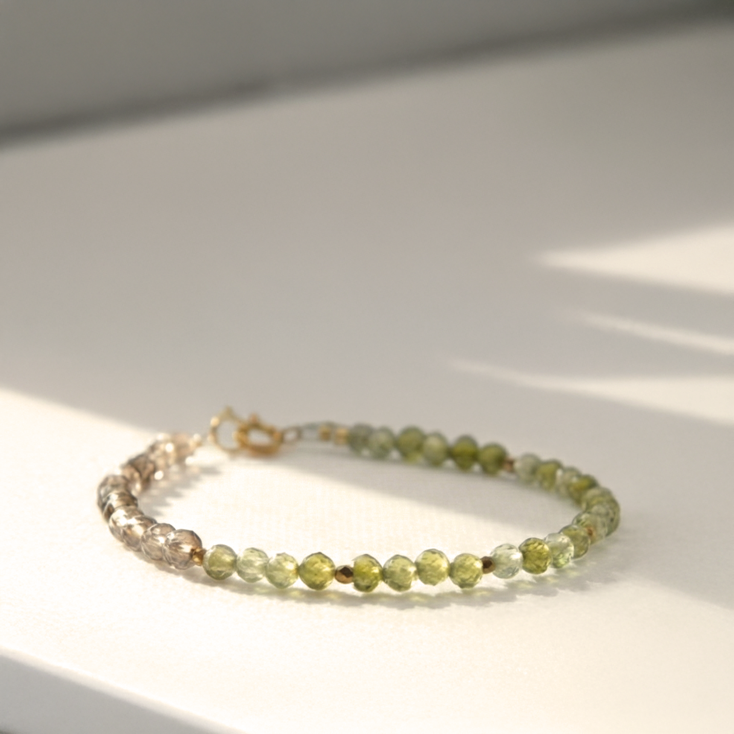 Bransoletka z kamieni: kwarc dymny, zielona cyrkonia, złoty hematyt