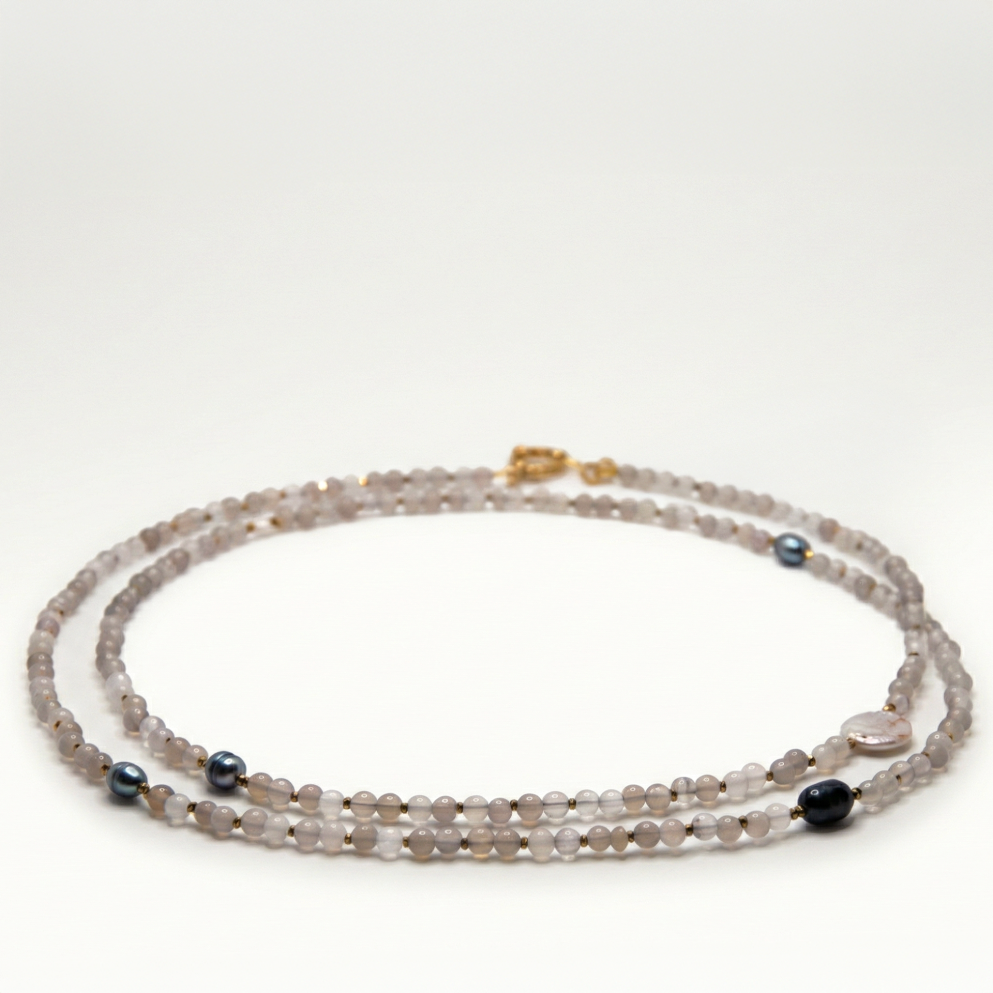 Długi naszyjnik z kamieni: szary agat, złoty hematyt, czarna perła, szare perły, perła