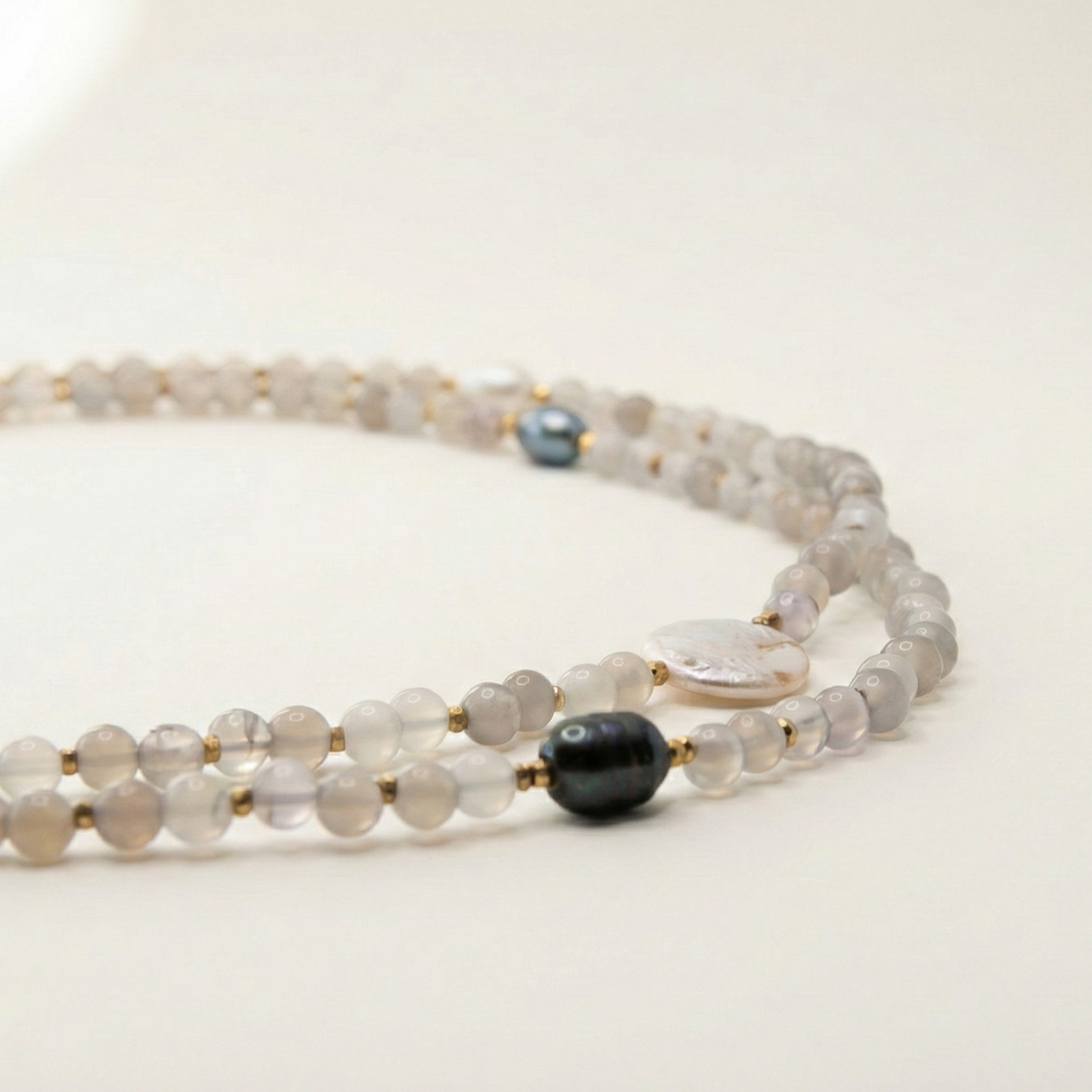 Długi naszyjnik z kamieni: szary agat, złoty hematyt, czarna perła, szare perły, perła