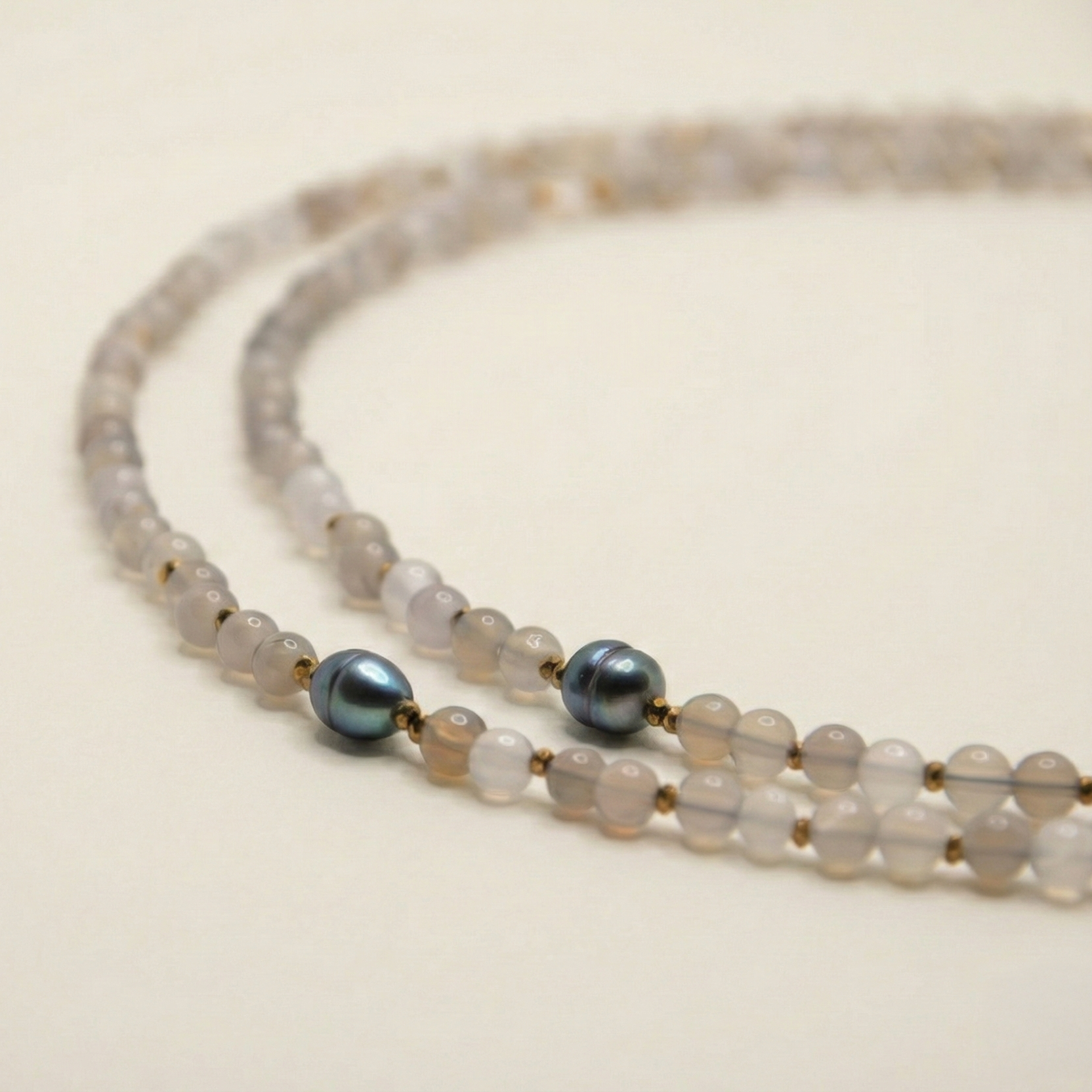 Długi naszyjnik z kamieni: szary agat, złoty hematyt, czarna perła, szare perły, perła