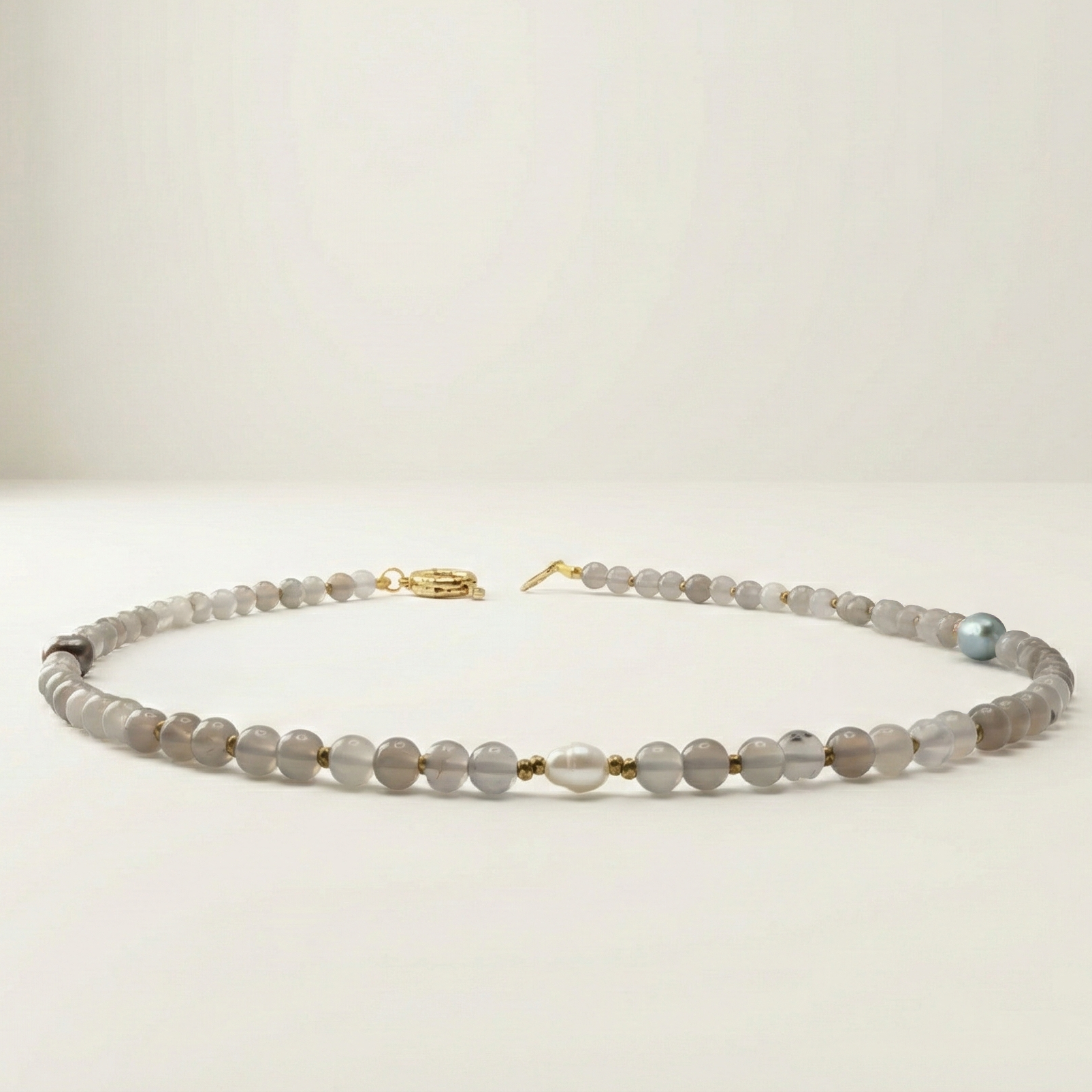 Krótki naszyjnik z kamieni: szary agat, złoty hematyt, perły