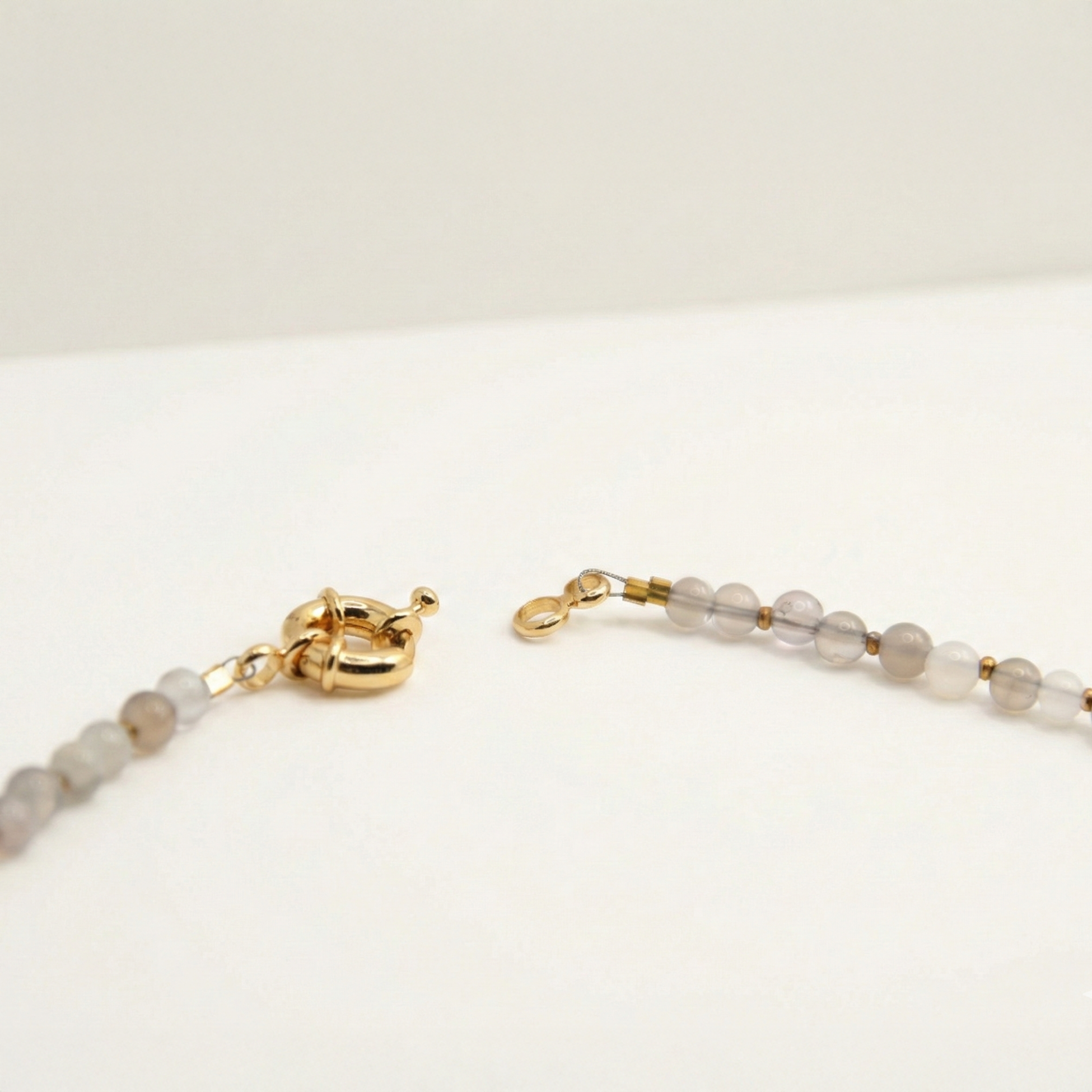 Krótki naszyjnik z kamieni: szary agat, złoty hematyt, perły