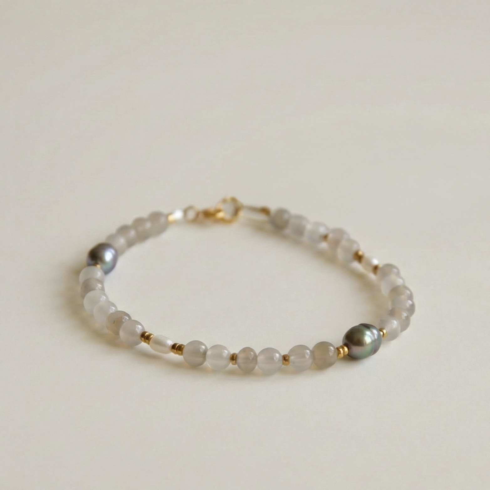 Bransoletka z kamieni: szary agat, złoty hematyt, perły