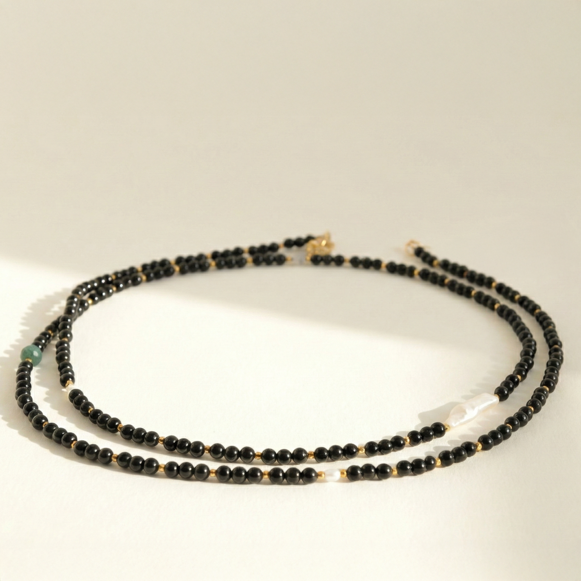 Długi naszyjnik z kamieni: czarny turmalin, złoty hematyt, perła, agat mszysty