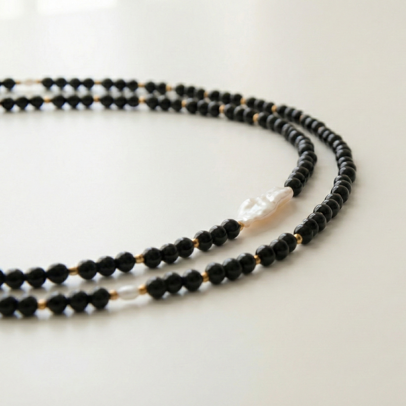 Długi naszyjnik z kamieni: czarny turmalin, złoty hematyt, perła, agat mszysty