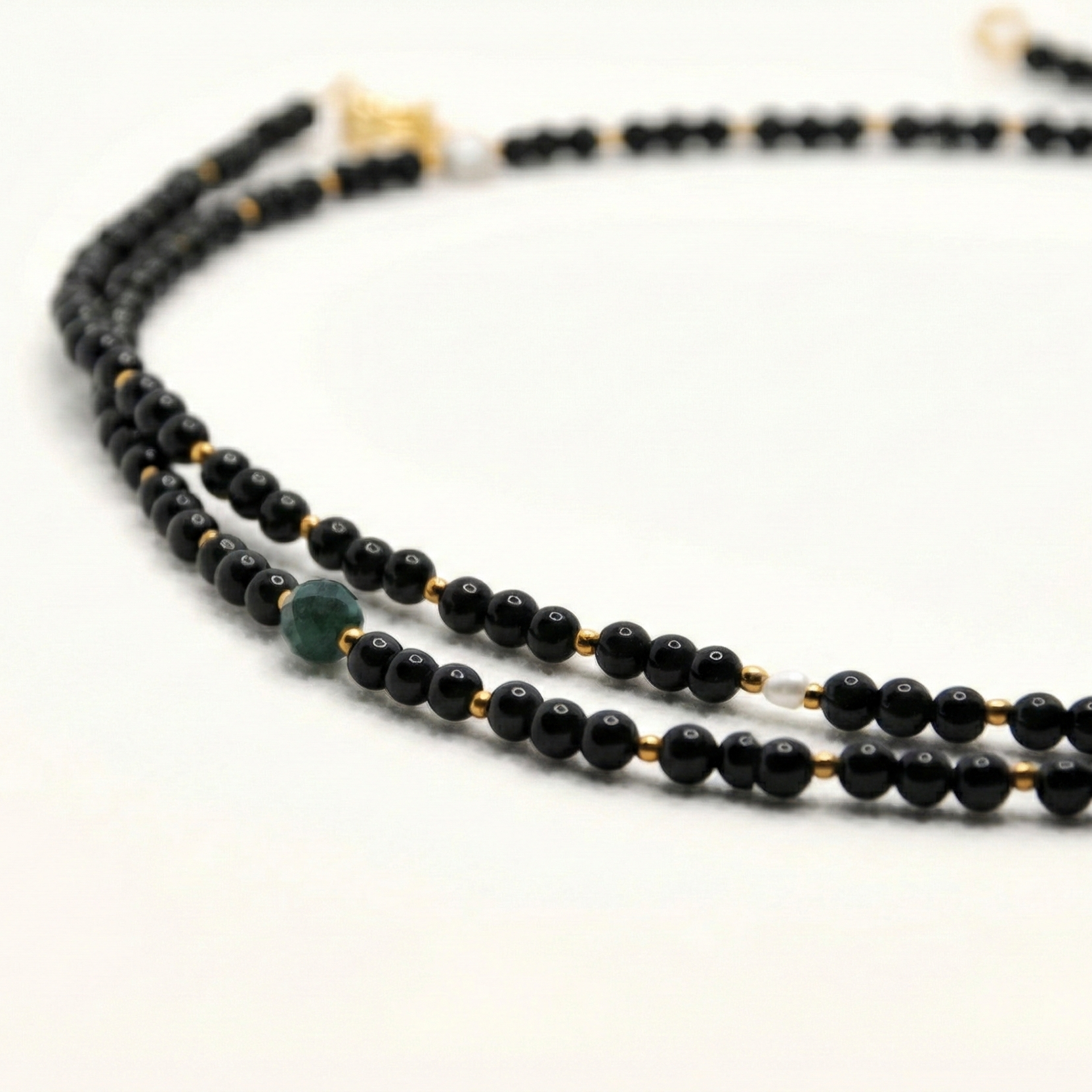 Długi naszyjnik z kamieni: czarny turmalin, złoty hematyt, perła, agat mszysty