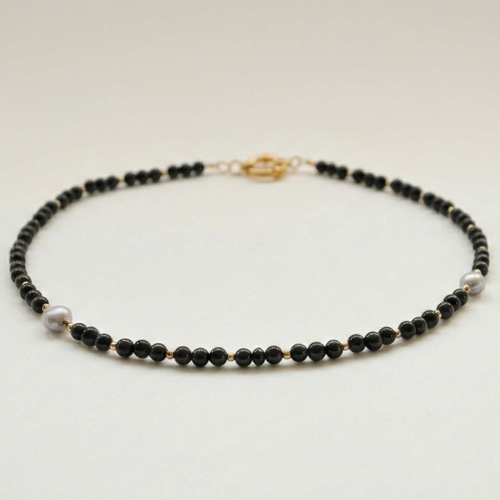 Krótki naszyjnik z kamieni: czarny turmalin, złoty hematyt, perła