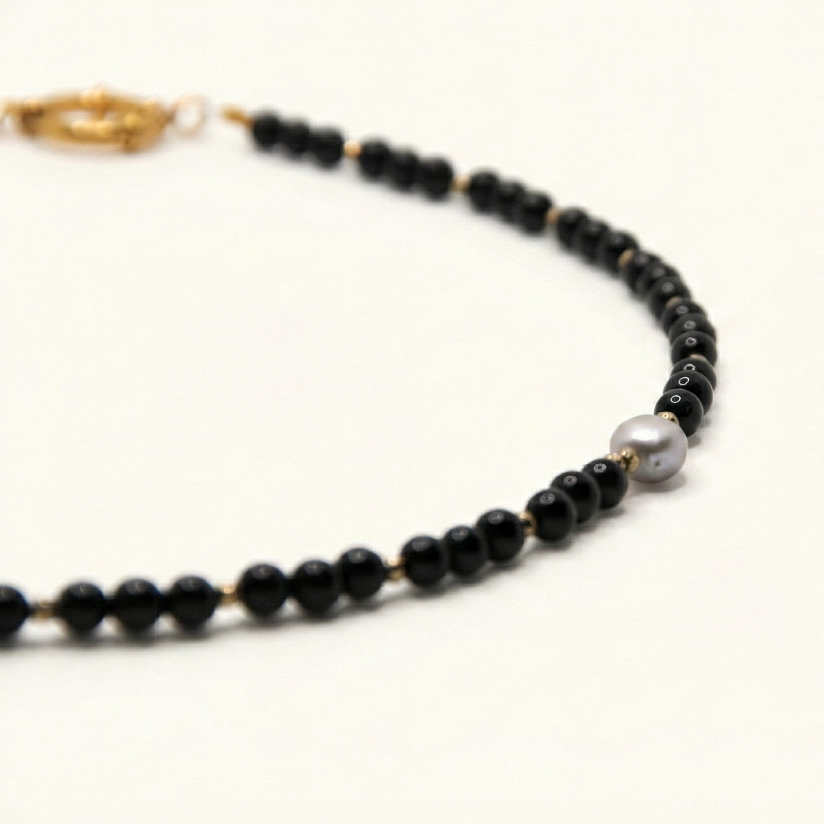 Krótki naszyjnik z kamieni: czarny turmalin, złoty hematyt, perła