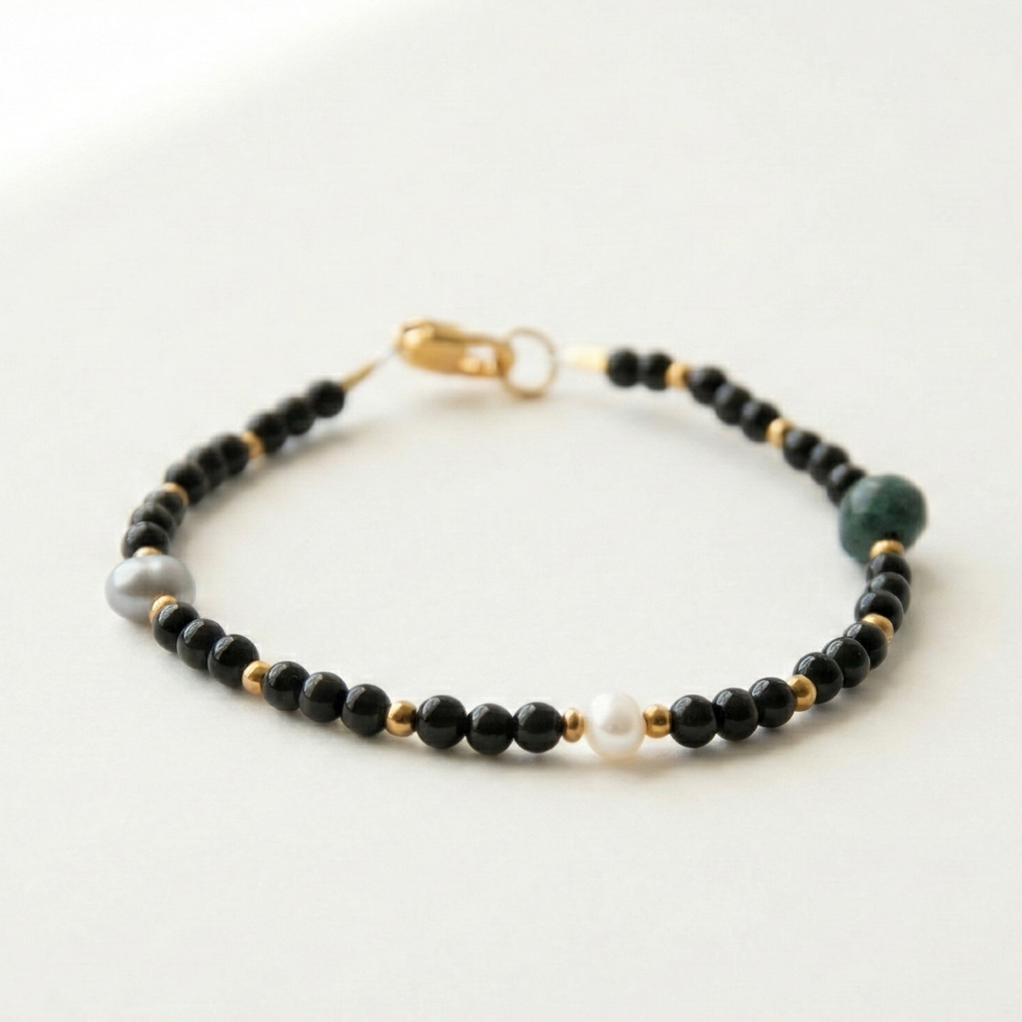 Bransoletka z kamieni: czarny turmalin, złoty hematyt, perła, agat mszysty