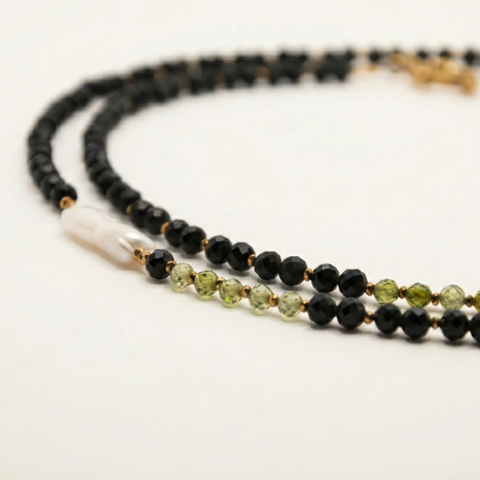 Długi naszyjnik z kamieni: czarny turmalin, złoty hematyt, zielona cyrkonia, perła