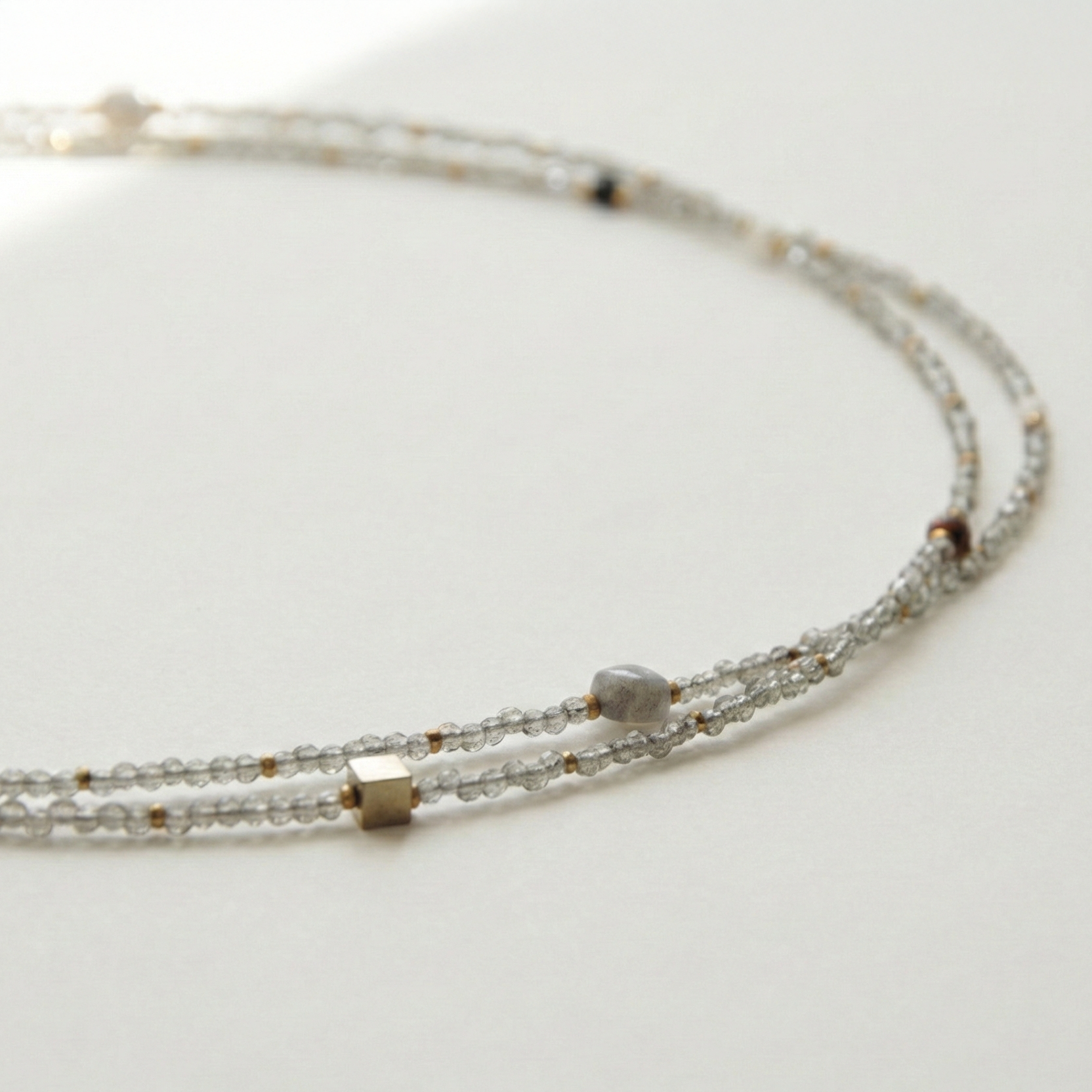 Długi naszyjnik z kamieni: cyrkonia, złoty hematyt, granat, perła, szary agat, kwarc różowy, czarny turmalin